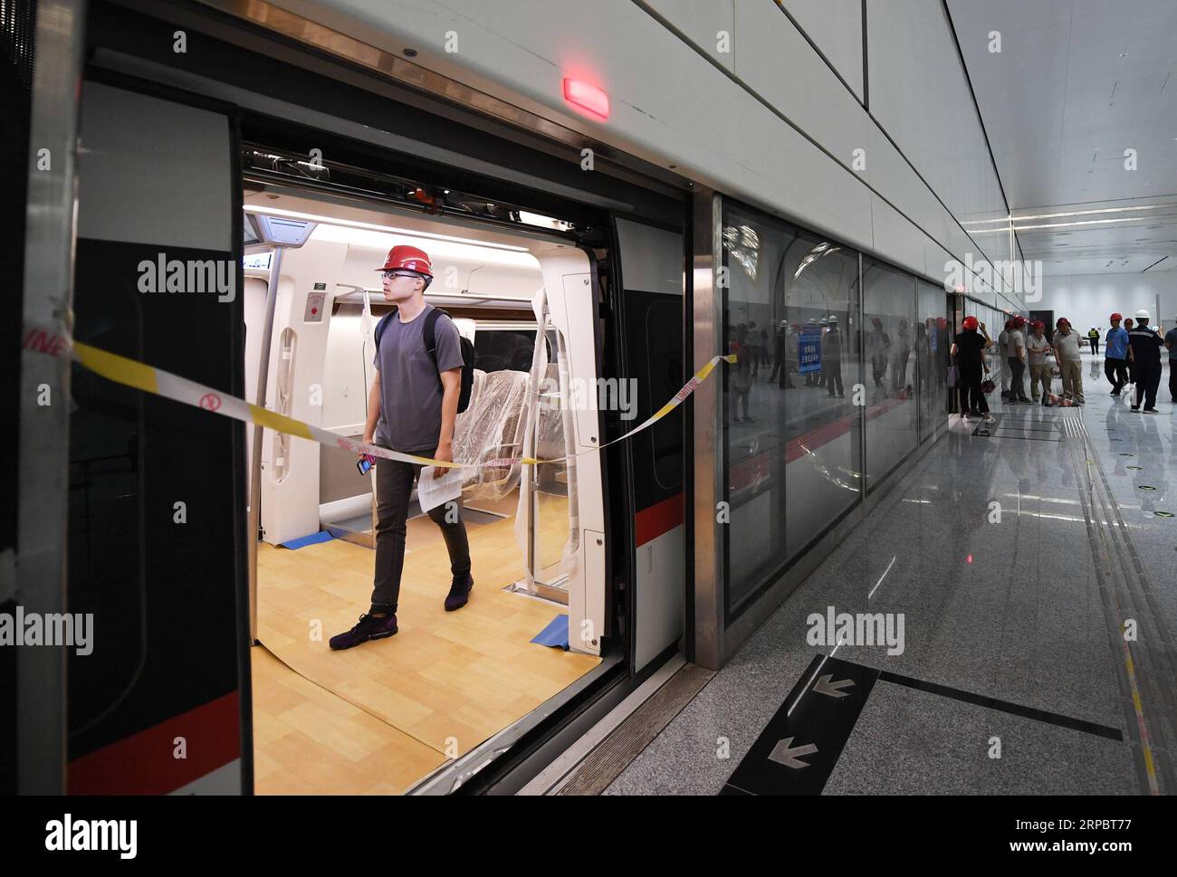 (190615) -- PÉKIN, 15 juin 2019 (Xinhua) -- Un journaliste visite un train de la nouvelle ligne de métro de l'aéroport de Pékin, capitale de la Chine, le 15 juin 2019. Les trains autonomes pour la ligne de métro reliant le centre-ville de Pékin à son nouvel aéroport international ont commencé leurs essais samedi, selon les autorités locales. S'étendant sur 41,4 kilomètres, la nouvelle ligne prend en charge le système de pilote automatique et peut fonctionner à une vitesse de 160 km par heure, avec jusqu'à 448 passagers, selon le bureau du siège social de Beijing Major Projects Construction. (XINHUA/ZHANG CHENLIN) CHINE-PÉKIN-NOUVELLE LIGNE DE MÉTRO DE L'AÉROPORT-ESSAI (CN) Banque D'Images