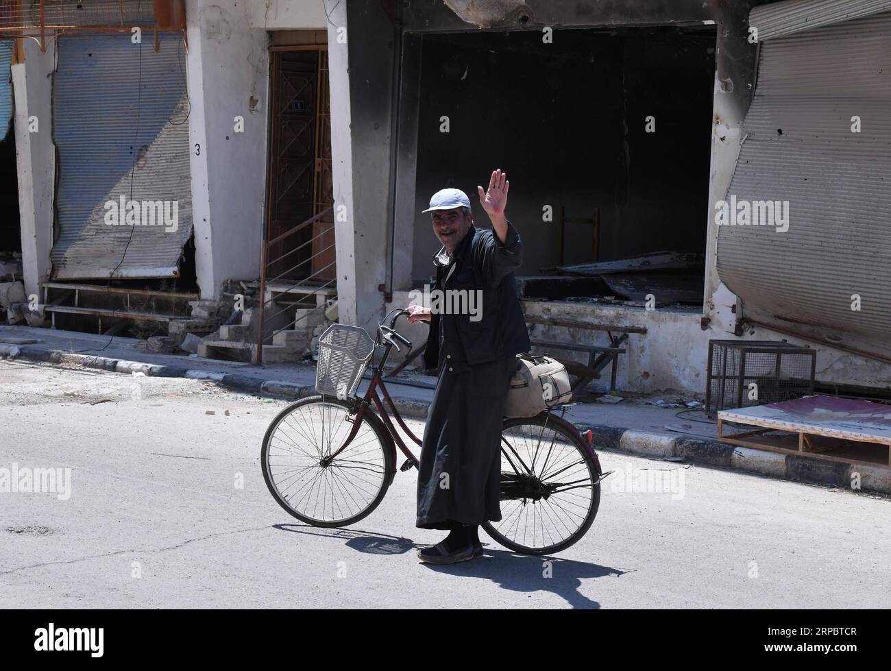 (190615) -- PALMYRE, le 15 juin 2019 -- Un homme est vu rentrant dans la ville de Palmyre, dans le centre de la Syrie, le 14 juin 2019. L’ancienne ville de Palmyre a été le théâtre d’attaques violentes et d’occupation de l’État islamique (EI) à deux reprises tout au long de la crise syrienne et les habitants de cette ancienne ville oasis ont été déplacés plus d’une fois. Après la seconde libération de Palmyre au début de 2017, la partie résidentielle de Palmyre, qui a des ruines antiques et une zone résidentielle, a été largement endommagée. Depuis lors, des travaux ont commencé pour réhabiliter les infrastructures de la ville et environ 200 familles ont jusqu’à présent reposé Banque D'Images