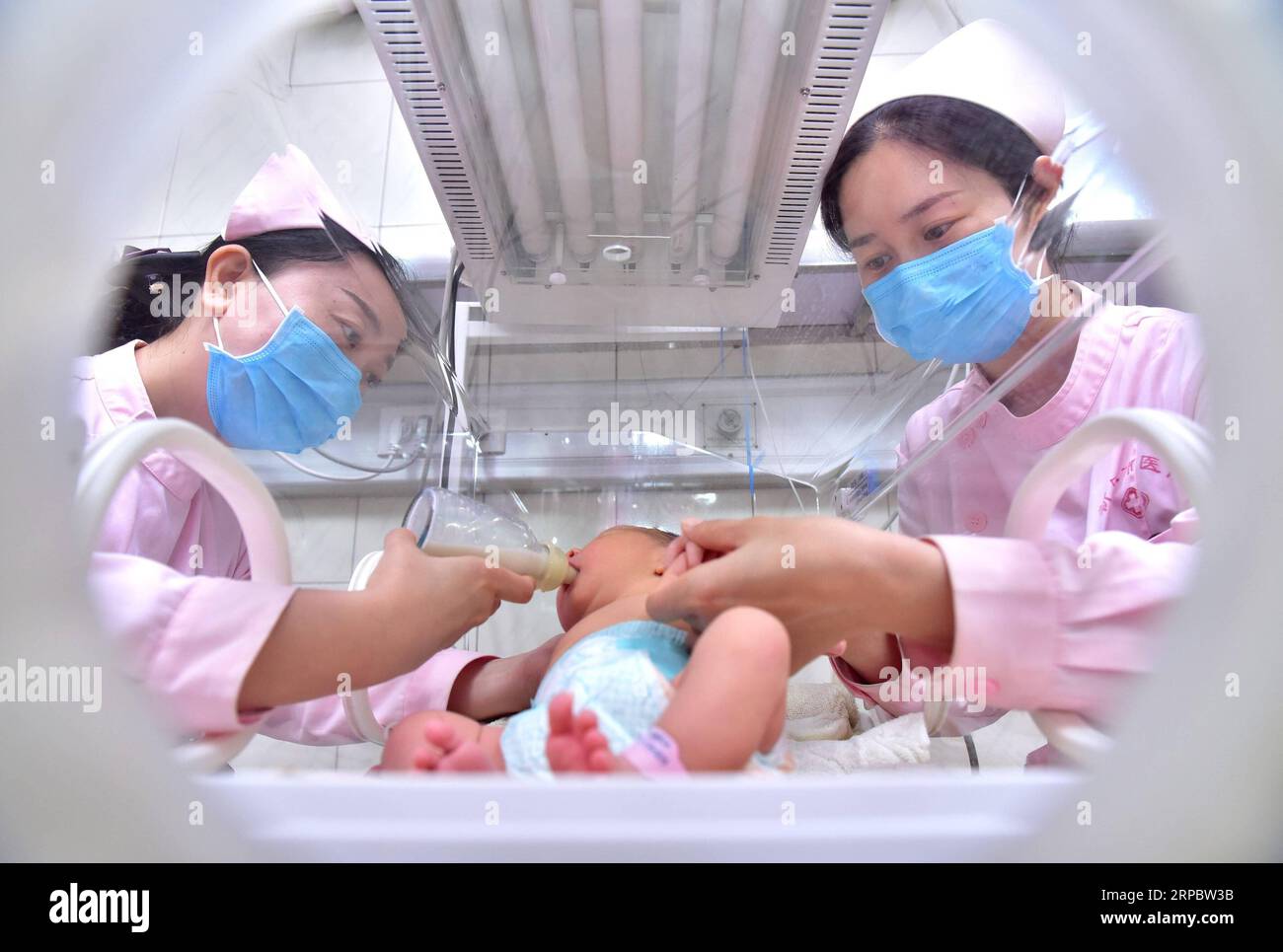 (190616) -- PÉKIN, le 16 juin 2019 -- les infirmières Mo FEI (L) et an Keran surveillent et nourrissent un bébé dans un hôpital public à Xinle de Shijiazhuang, province du Hebei au nord de la Chine, le 12 mai 2019. Les subventions du gouvernement chinois aux hôpitaux publics ont augmenté de 15,6 pour cent par an depuis 2010, a déclaré vendredi un responsable de la santé. Le gouvernement a alloué 270,5 milliards de yuans (39,26 milliards de dollars américains) de subventions directement aux hôpitaux publics en 2018, contre 84,9 milliards de yuans en 2010, a déclaré Zhu Hongbiao, un haut fonctionnaire de la Commission nationale de la santé, lors d'une conférence de presse. POUR ALLER AVEC le tuyau public chinois Banque D'Images