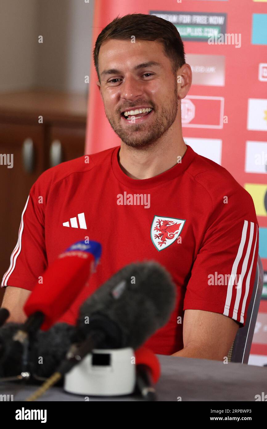 Cardiff, Royaume-Uni. 04 septembre 2023. Aaron Ramsey, le capitaine de l'équipe de football du pays de Galles parle aux médias. Conférence de presse sur le football au Vale Resort dans le sud du pays de Galles le lundi 4 septembre 2023. photo par Andrew Orchard/Andrew Orchard photographie sportive/Alamy Live News crédit : Andrew Orchard photographie sportive/Alamy Live News Banque D'Images