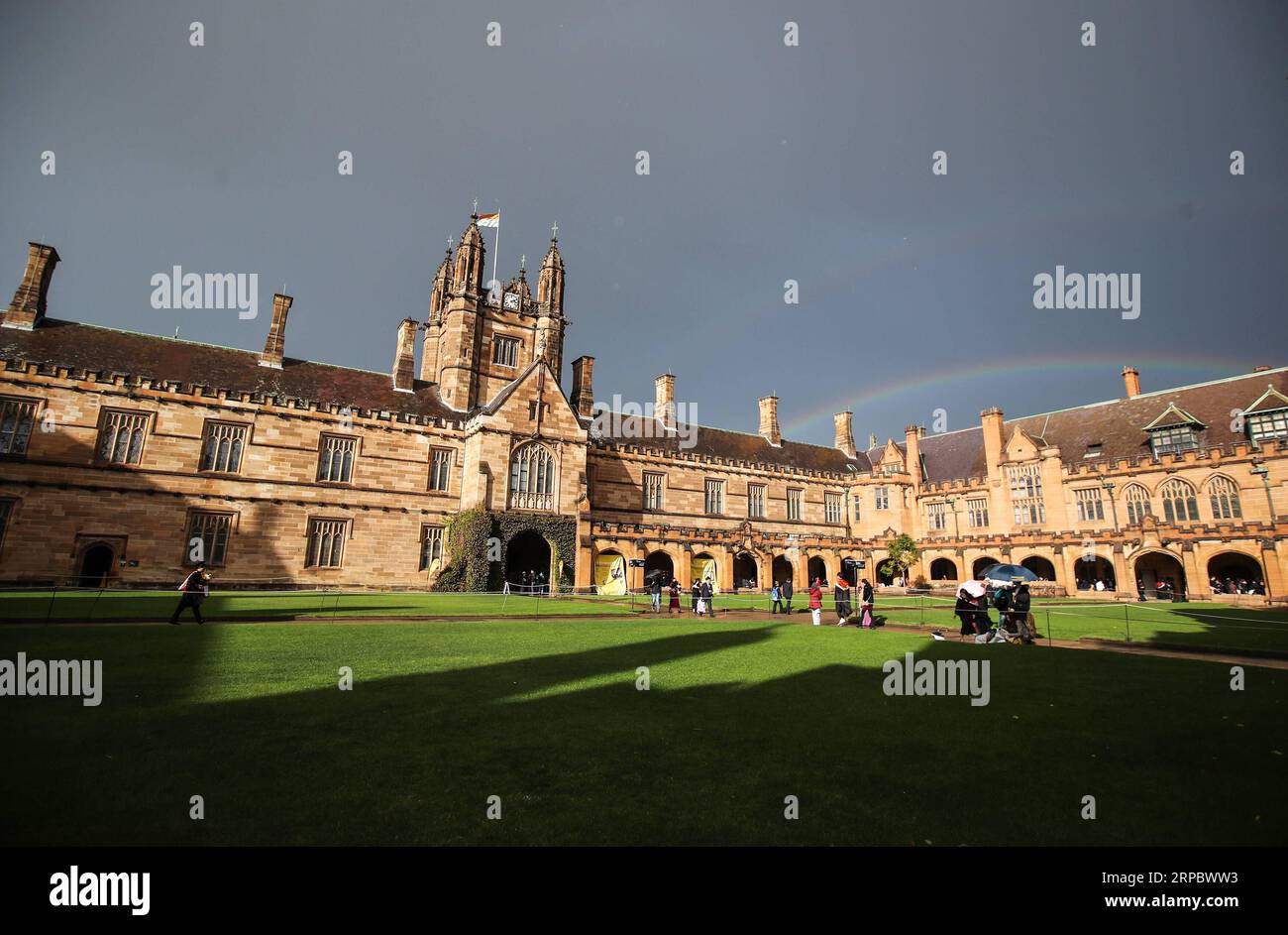 (190617) -- SYDNEY, le 17 juin 2019 -- les diplômés sont vus sur le campus de l'Université de Sydney, Australie, le 5 juin 2019. Introduit en 2010, le passage de l Australie à un système d enseignement supérieur axé sur la demande a entraîné une forte augmentation des inscriptions universitaires. Mais lundi, un nouveau rapport de la Commission de la productivité du gouvernement fédéral a souligné que le déplafonnement du nombre total de placements a également entraîné une augmentation des taux d échec et un nombre plus élevé de décrocheurs. AUSTRALIE-UNIVERSITÉ-TAUX D'ÉCHEC-ABANDONS BaixXuefei PUBLICATIONxNOTxINxCHN Banque D'Images