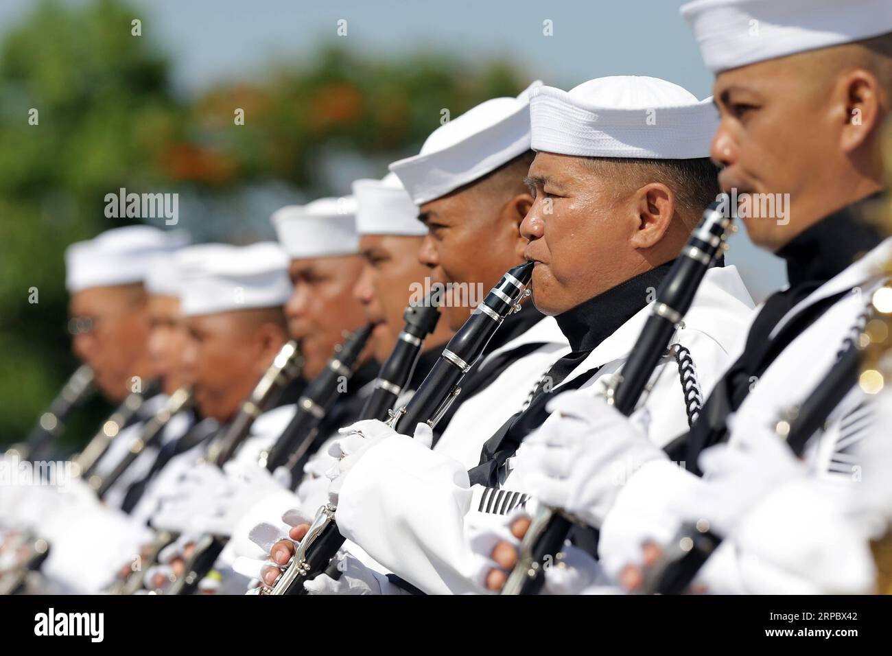 (190617) -- CAVITE, le 17 juin 2019 -- des soldats de l'orchestre de la marine philippine participent à une activité célébrant le 121e anniversaire de fondation de la marine philippine dans la province de Cavite, aux Philippines, le 17 juin 2019. Le président philippin Rodrigo Duterte a approuvé l'acquisition de deux navires de guerre flambant neufs et d'autres actifs navals, a déclaré lundi le vice-amiral Robert Empedrad, chef de la marine philippine. PHILIPPINES-NAVY-121ST ANNIVERSAIRE DE FONDATION ROUELLEXUMALI PUBLICATIONXNOTXINXCHN Banque D'Images