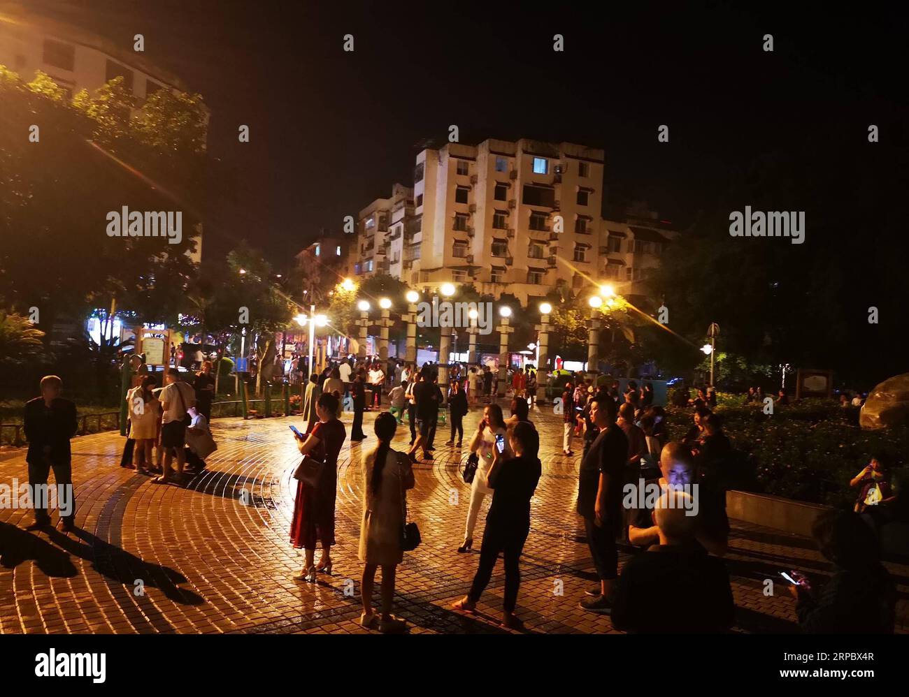 (190617) -- YIBIN, 17 juin 2019 (Xinhua) -- les gens se rassemblent à l'extérieur après un tremblement de terre dans le comté de Changning, dans la ville de Yibin, dans la province du Sichuan, dans le sud-ouest de la Chine, le 17 juin 2019. Un tremblement de terre de magnitude 6,0 a secoué le comté de Changning à 10:55 heures lundi (heure de Pékin), selon le China Earthquake Networks Center (CENC). L'épicentre, avec une profondeur de 16 km, a été surveillé à 28,34 degrés de latitude nord et 104,90 degrés de longitude est, a indiqué le CENC dans un rapport officiel. (Xinhua/Wang Xu) CHINE-SICHUAN-YIBIN-TREMBLEMENT DE TERRE (CN) PUBLICATIONxNOTxINxCHN Banque D'Images