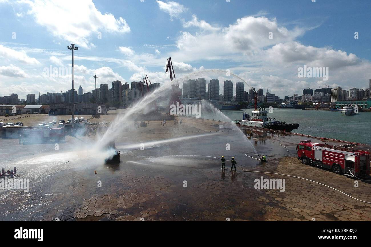 (190618) -- HAIKOU, 18 juin 2019 (Xinhua) -- un exercice d'urgence pour les navires chargés de cargaisons dangereuses a lieu à Haikou, capitale de la province de Hainan du Sud de la Chine, le 18 juin 2019. L'exercice a simulé les incendies causés par la collision d'un véhicule diesel fuyant et de deux véhicules chargés de méthanol. (Xinhua/Guo Cheng) CHINA-HAINAN-HAIKOU-EMERGENCY DRILL(CN) PUBLICATIONxNOTxINxCHN Banque D'Images