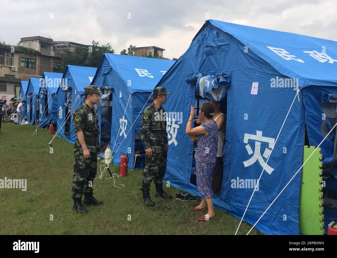 (190618) -- YIBIN, 18 juin 2019 (Xinhua) -- le personnel médical des forces de police armées rend visite à des personnes dans un abri temporaire du lycée de Shuanghe Town, dans le comté de Changning, dans la ville de Yibin, dans le sud-ouest de la Chine, dans la province du Sichuan, le 18 juin 2019. Treize personnes sont mortes et 199 ont été blessées après un tremblement de terre de magnitude 6,0 qui a frappé la province du Sichuan du sud-ouest de la Chine à 10:55 heures lundi, a déclaré mardi le ministère de la gestion des urgences. (Xinhua/Li Huashi) CHINA-SICHUAN-CHANGNING-EARTHQUAKE-DISASTER RELIEF (CN) PUBLICATIONxNOTxINxCHN Banque D'Images