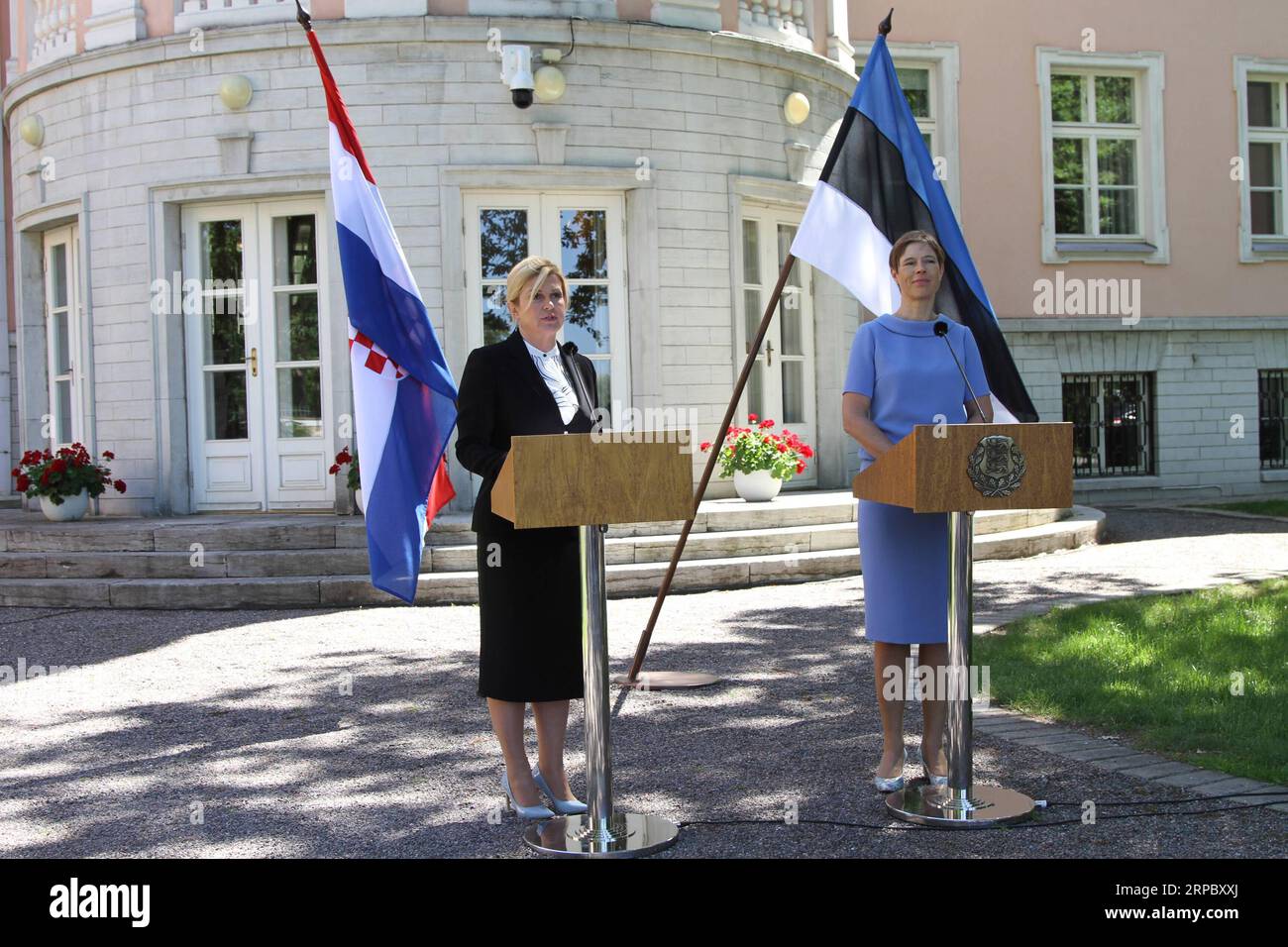 (190618) -- TALLINN, le 18 juin 2019 -- la présidente estonienne Kersti Kaljulaid (droite) et son homologue croate Kolinda Grabar-Kitarovic tiennent une conférence de presse commune à Tallinn, Estonie, le 18 juin 2019. La présidente estonienne Kersti Kaljulaid a rencontré mardi ici son homologue croate Kolinda Grabar-Kitarovic pour discuter des coopérations bilatérales dans les domaines de l économie et de la numérisation ainsi que de la présidence croate du Conseil de l Union européenne (UE) au premier semestre 2020. ) ESTONIE-TALLINN-CROATIE-COOPÉRATION GuoxChunju PUBLICATIONxNOTxINxCHN Banque D'Images
