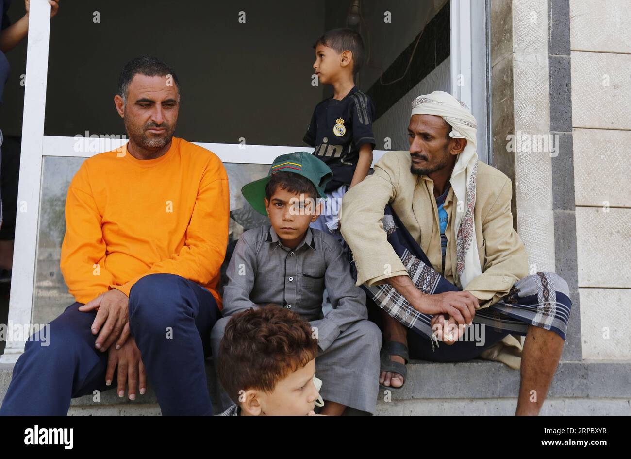 (190618) -- SANAA (YÉMEN), 18 juin 2019 -- les Yéménites touchés par la guerre attendent de recevoir de la nourriture fournie par un centre caritatif à Sanaa, au Yémen, le 18 juin 2019. Si les combats au Yémen durent jusqu’en 2022, près d’un demi-million de personnes perdront la vie, dont plus de 300 000 000 mourront de faim, de manque de soins de santé et de causes connexes, le Secrétaire général adjoint des Nations Unies aux affaires humanitaires et Coordonnateur des secours d'urgence Mark Lowcock a cité lundi une étude de l'Université de Denver commandée par le Programme des Nations Unies pour le développement. ) YÉMEN-SANAA-POPULATIONS TOUCHÉES PAR LA GUERRE-AIDE ALIMENTAIRE MOHAMMEDXMOHAMM Banque D'Images