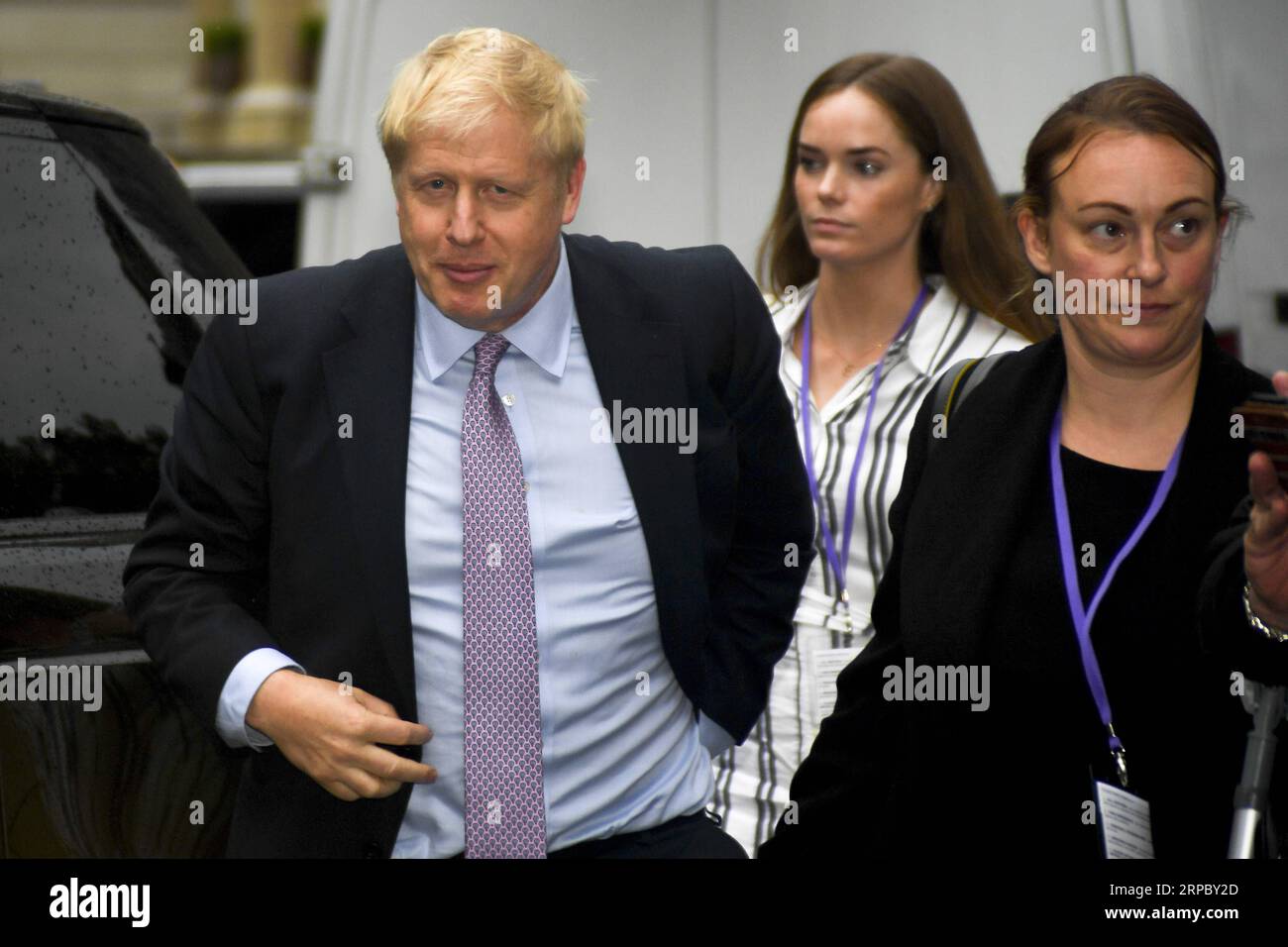 (190619) -- LONDRES, le 19 juin 2019 -- Boris Johnson (1e L) arrive à la BBC pour participer au débat télévisé de la BBC à la direction du Parti conservateur à Londres, en Grande-Bretagne, le 18 juin 2019. Boris Johnson est resté dans la course pour devenir Premier ministre de Grande-Bretagne mardi, mais un de ses six concurrents a été éliminé lorsque les résultats du deuxième scrutin secret ont été annoncés à Westminster. GRANDE-BRETAGNE-LONDRES-PARTI CONSERVATEUR-DÉBAT AlbertoxPezzali PUBLICATIONxNOTxINxCHN Banque D'Images