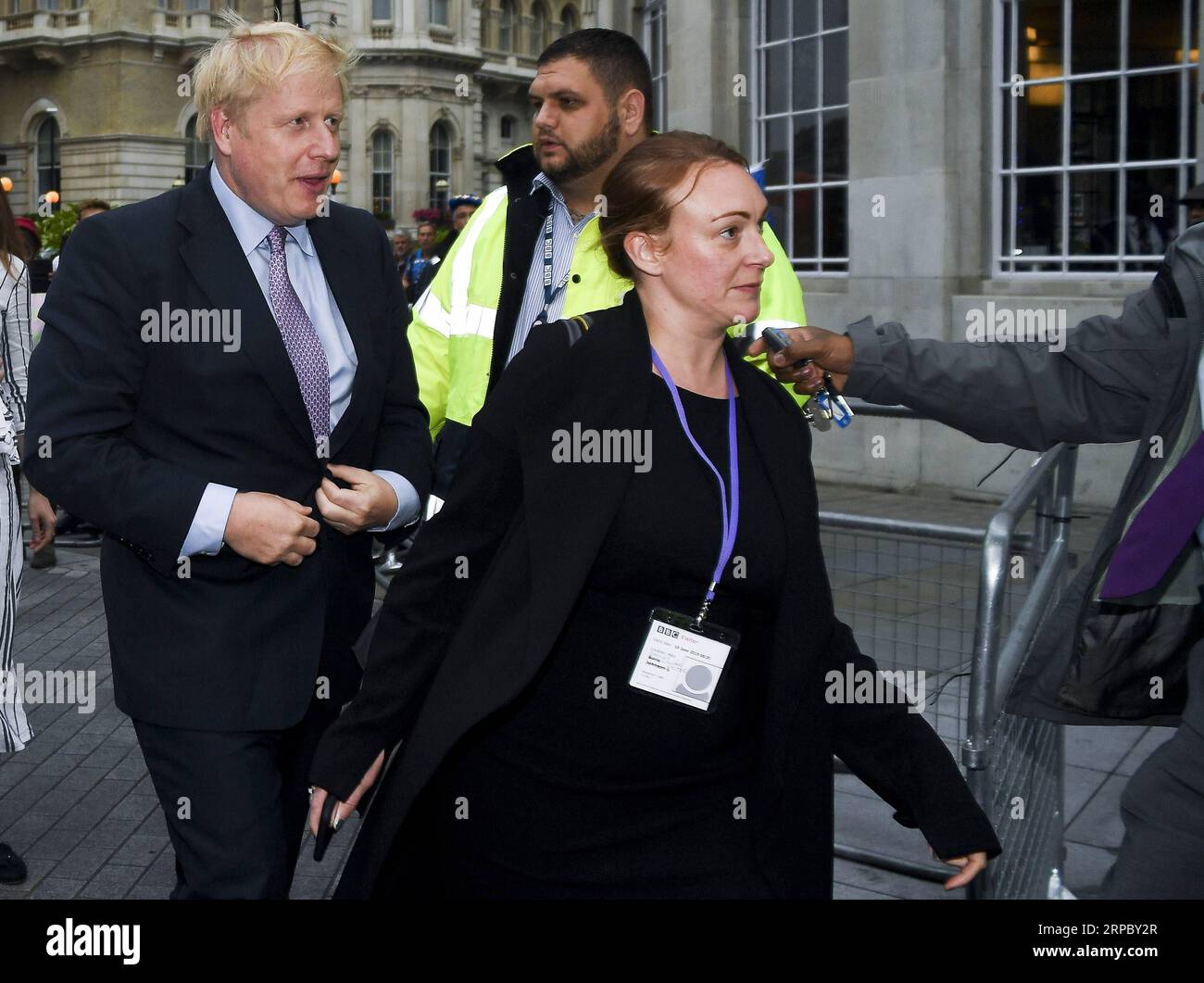 (190619) -- LONDRES, le 19 juin 2019 -- Boris Johnson (1e L) arrive à la BBC pour participer au débat télévisé de la BBC à la direction du Parti conservateur à Londres, en Grande-Bretagne, le 18 juin 2019. Boris Johnson est resté dans la course pour devenir Premier ministre de Grande-Bretagne mardi, mais un de ses six concurrents a été éliminé lorsque les résultats du deuxième scrutin secret ont été annoncés à Westminster. GRANDE-BRETAGNE-LONDRES-PARTI CONSERVATEUR-DÉBAT AlbertoxPezzali PUBLICATIONxNOTxINxCHN Banque D'Images