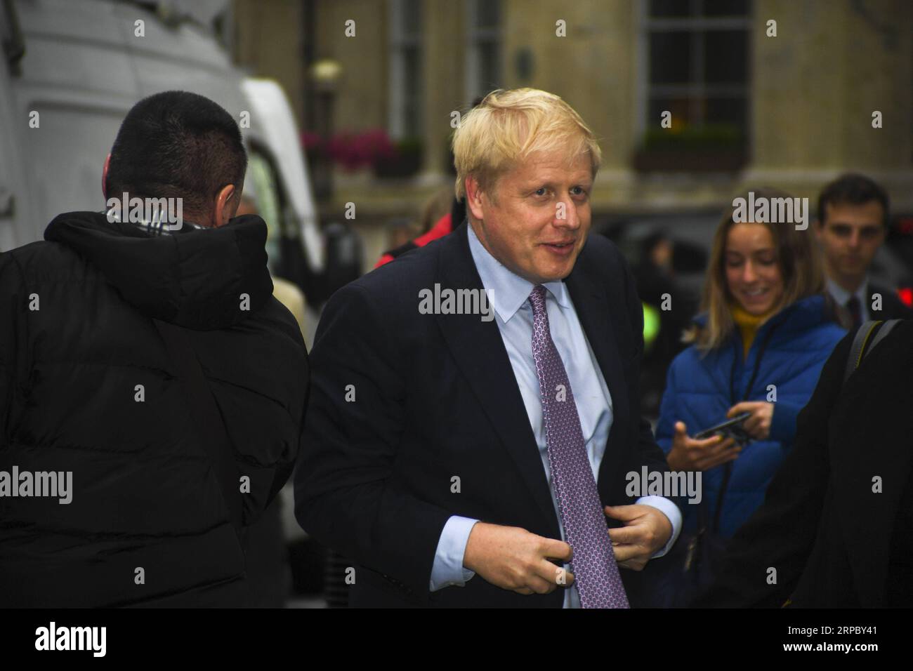 (190619) -- LONDRES, le 19 juin 2019 -- Boris Johnson (C) arrive à la BBC pour participer au débat télévisé de la BBC à la direction du Parti conservateur à Londres, en Grande-Bretagne, le 18 juin 2019. Boris Johnson est resté dans la course pour devenir Premier ministre de Grande-Bretagne mardi, mais un de ses six concurrents a été éliminé lorsque les résultats du deuxième scrutin secret ont été annoncés à Westminster. GRANDE-BRETAGNE-LONDRES-PARTI CONSERVATEUR-DÉBAT AlbertoxPezzali PUBLICATIONxNOTxINxCHN Banque D'Images