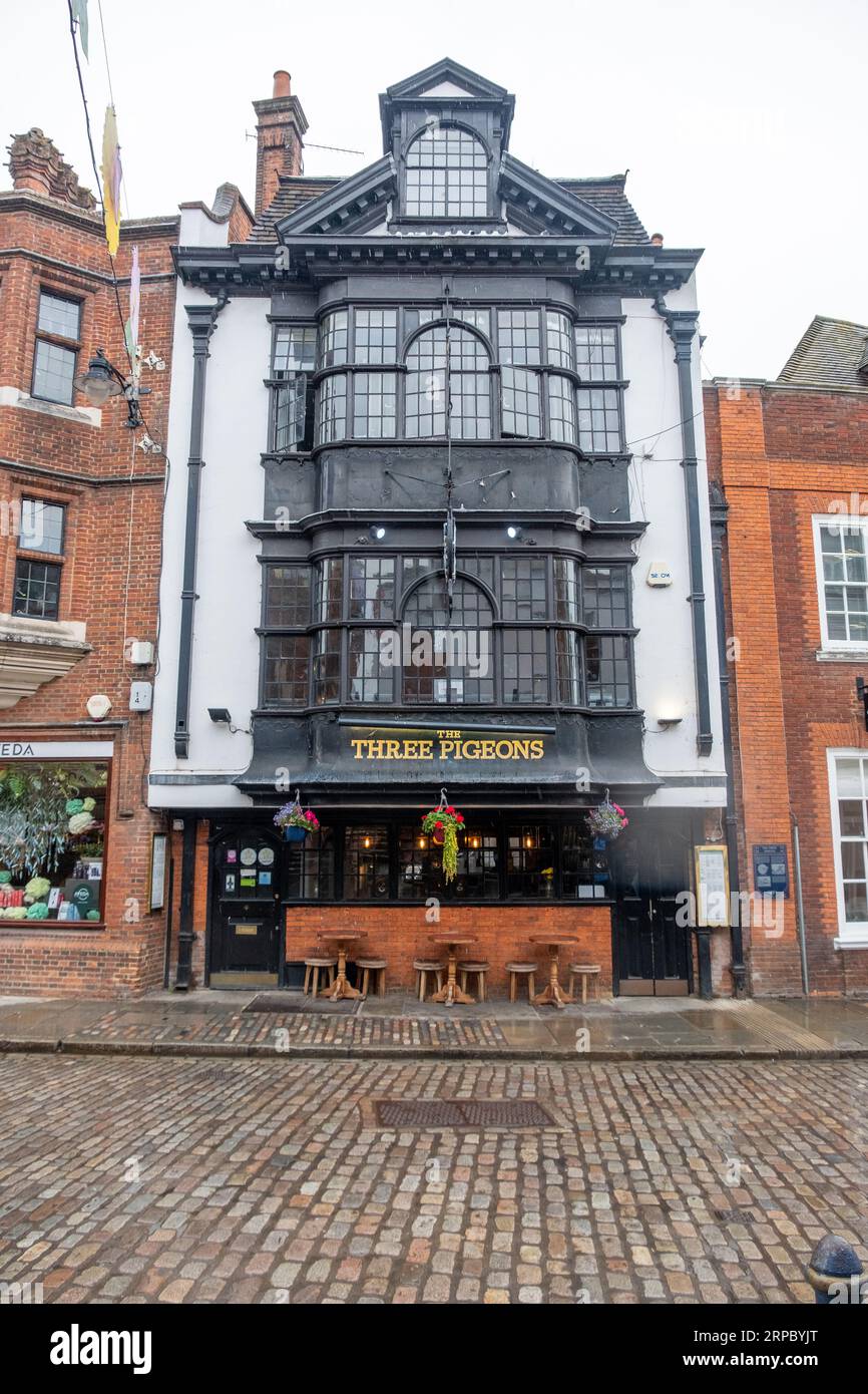 GUILDFORD, SURREY- 31 AOÛT 2023 : The Three pidgeons pub sur Guildford High Street Banque D'Images