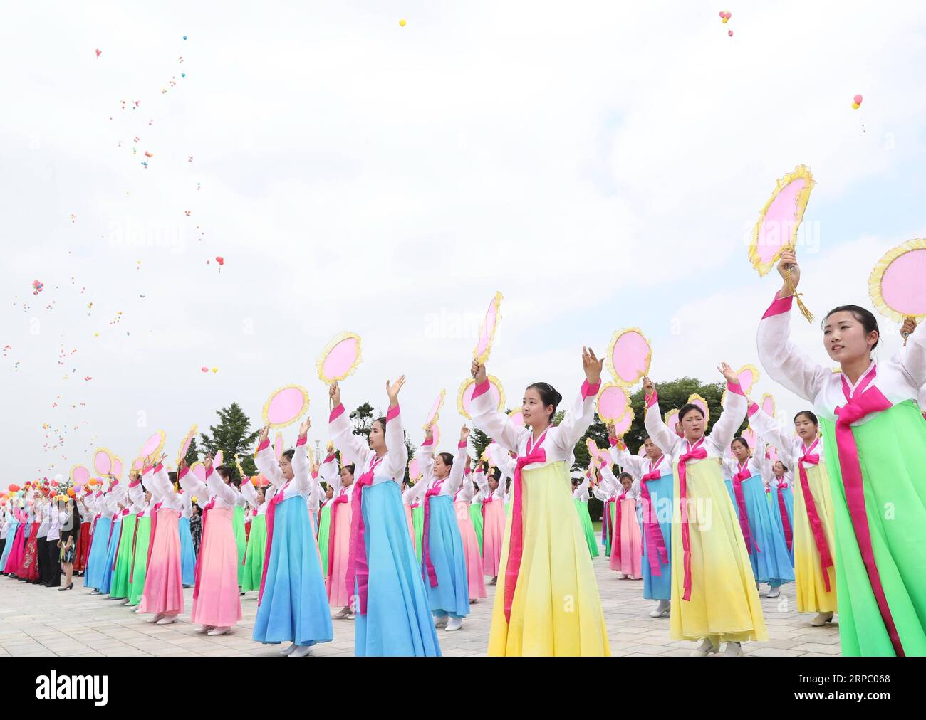 (190620) -- PYONGYANG, 20 juin 2019 (Xinhua) -- les gens accueillent le Secrétaire général du Comité central du Parti communiste chinois et le Président chinois Xi Jinping sur la place du Palais du Soleil Kumsusan à Pyongyang, capitale de la République populaire démocratique de Corée (RPDC), le 20 juin 2019. Xi est arrivé ici jeudi pour une visite d'État en RPDC. (Xinhua/Huang Jingwen) RPDC-PYONGYANG-XI JINPING-PEOPLE-WELCOME PUBLICATIONxNOTxINxCHN Banque D'Images