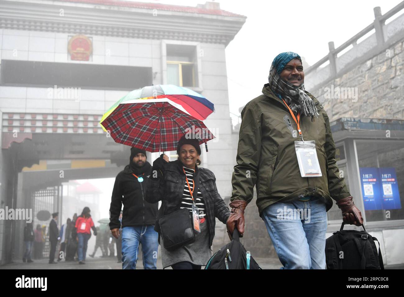 (190620) -- YADONG, 20 juin 2019 (Xinhua) -- un groupe de pèlerins indiens entre en Chine depuis Nathu la Pass dans le comté de Yadong, dans la région autonome du Tibet du sud-ouest de la Chine, le 20 juin 2019. Le premier groupe de pèlerins officiellement organisés en provenance d’Inde est arrivé jeudi à Nathu la Pass le long de la frontière sino-indienne. Les 36 membres du groupe de pèlerins se rendront dans la préfecture d’Ali pour un pèlerinage de 12 jours autour du mont Kangrinboqe et du lac Mapam Yumco, deux sites sacrés hindous et bouddhistes. (Xinhua/Li Xin) CHINA-TIBET-NATHU LA PASS-INDIAN PÈLERINS (CN) PUBLICATIONxNOTxINxCHN Banque D'Images