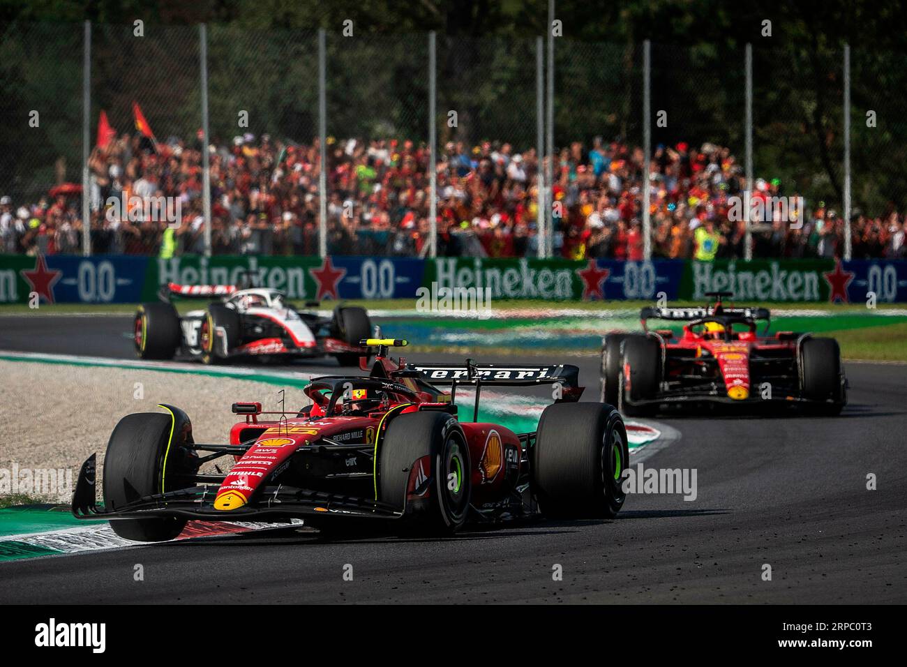 3 septembre 2023, Autodromo Nazionale di Monza, Monza, FORMULE 1 PIRELLI GRAN PREMIO d'ITALIA 2023, dans la photo Carlos Sainz Jr (ESP), Scuderia Ferrari, Charles Leclerc (MCO), Scuderia Ferrari, Kevin Magnussen (DNK), MoneyGram Hass F1 Team Banque D'Images