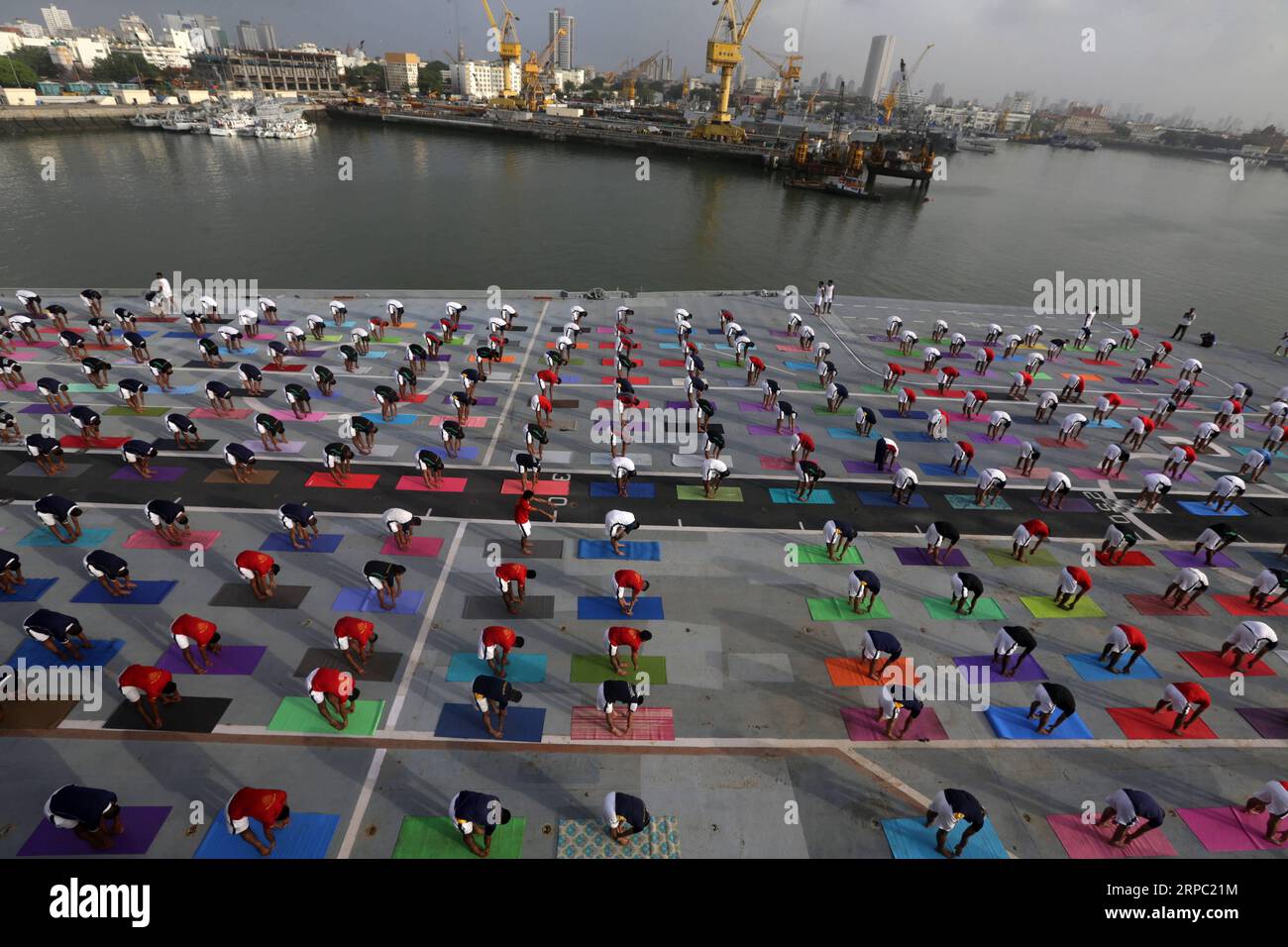 (190621) -- MUMBAI, 21 juin 2019 (Xinhua) -- le personnel de la marine indienne participe à une séance de yoga sur le pont du porte-avions déclassé INS Viraat, pour marquer la Journée internationale du yoga, à Mumbai, en Inde, le 21 juin 2019. (Xinhua/Stringer) INDE-MUMBAI-JOURNÉE INTERNATIONALE DE YOGA PUBLICATIONxNOTxINxCHN Banque D'Images