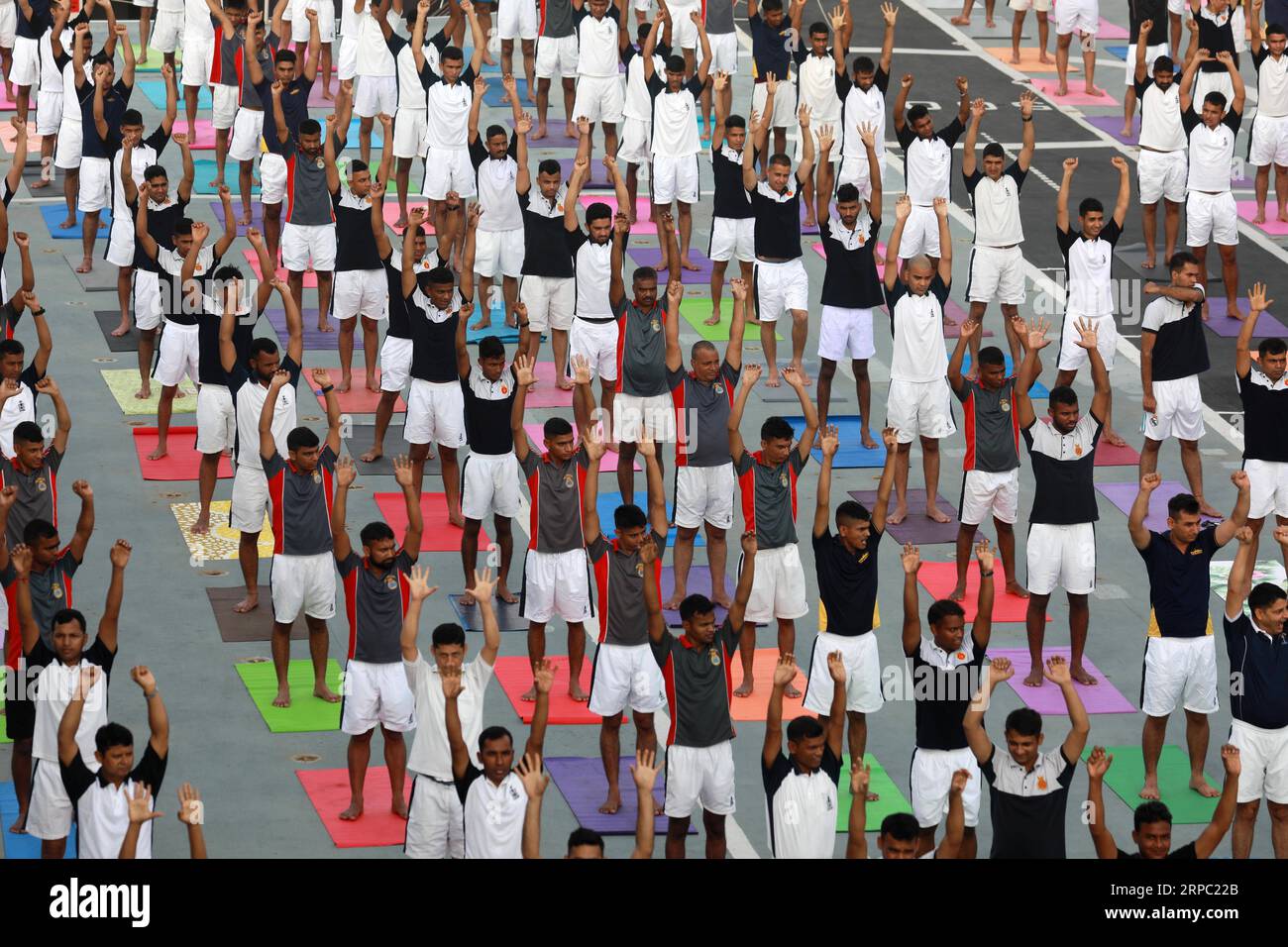 (190621) -- MUMBAI, 21 juin 2019 (Xinhua) -- le personnel de la marine indienne participe à une séance de yoga sur le pont du porte-avions déclassé INS Viraat, pour marquer la Journée internationale du yoga, à Mumbai, en Inde, le 21 juin 2019. (Xinhua/Stringer) INDE-MUMBAI-JOURNÉE INTERNATIONALE DE YOGA PUBLICATIONxNOTxINxCHN Banque D'Images