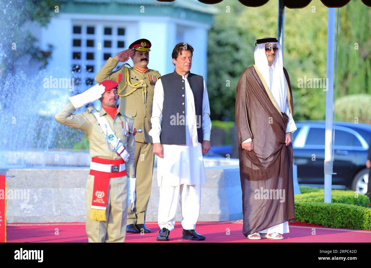 (190622) -- ISLAMABAD, le 22 juin 2019 -- la photo publiée par le Département d'information de presse du Pakistan () le 22 juin 2019 montre le Premier ministre pakistanais Imran Khan (2e R) et l'émir du Qatar, le cheikh Tamim Bin Hamad Al-Thani (1e R) inspectant la garde d'honneur à Islamabad, capitale du Pakistan. Sheikh Tamim Bin Hamad Al-Thani est arrivé samedi au Pakistan pour une visite d'Etat de deux jours à l'invitation d'Imran Khan pour des discussions sur des questions bilatérales, ont déclaré des responsables du bureau du Premier ministre et du ministère des Affaires étrangères. PAKISTAN-ISLAMABAD-QATAR-EMIR-VISITE PID PUBLICATIONXNOTXINXCHN Banque D'Images