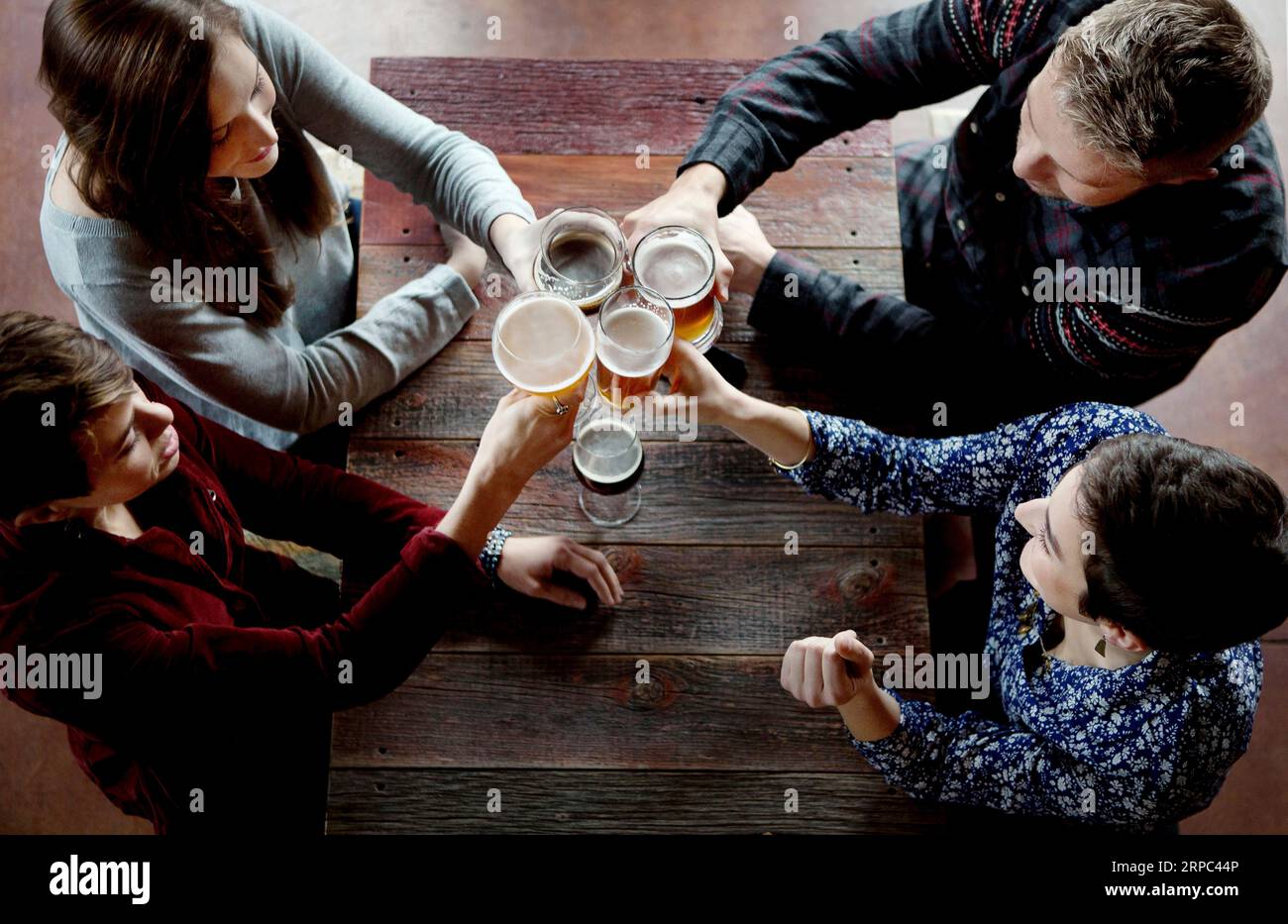 Des amis font des toasts avec de la bière Banque D'Images