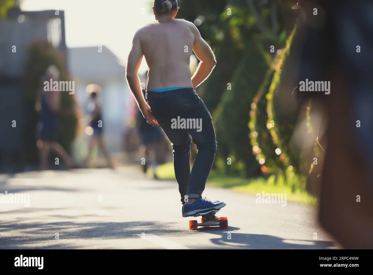 Jeune homme skateboard dans la rue, Canggu, Bali, Indonésie Banque D'Images