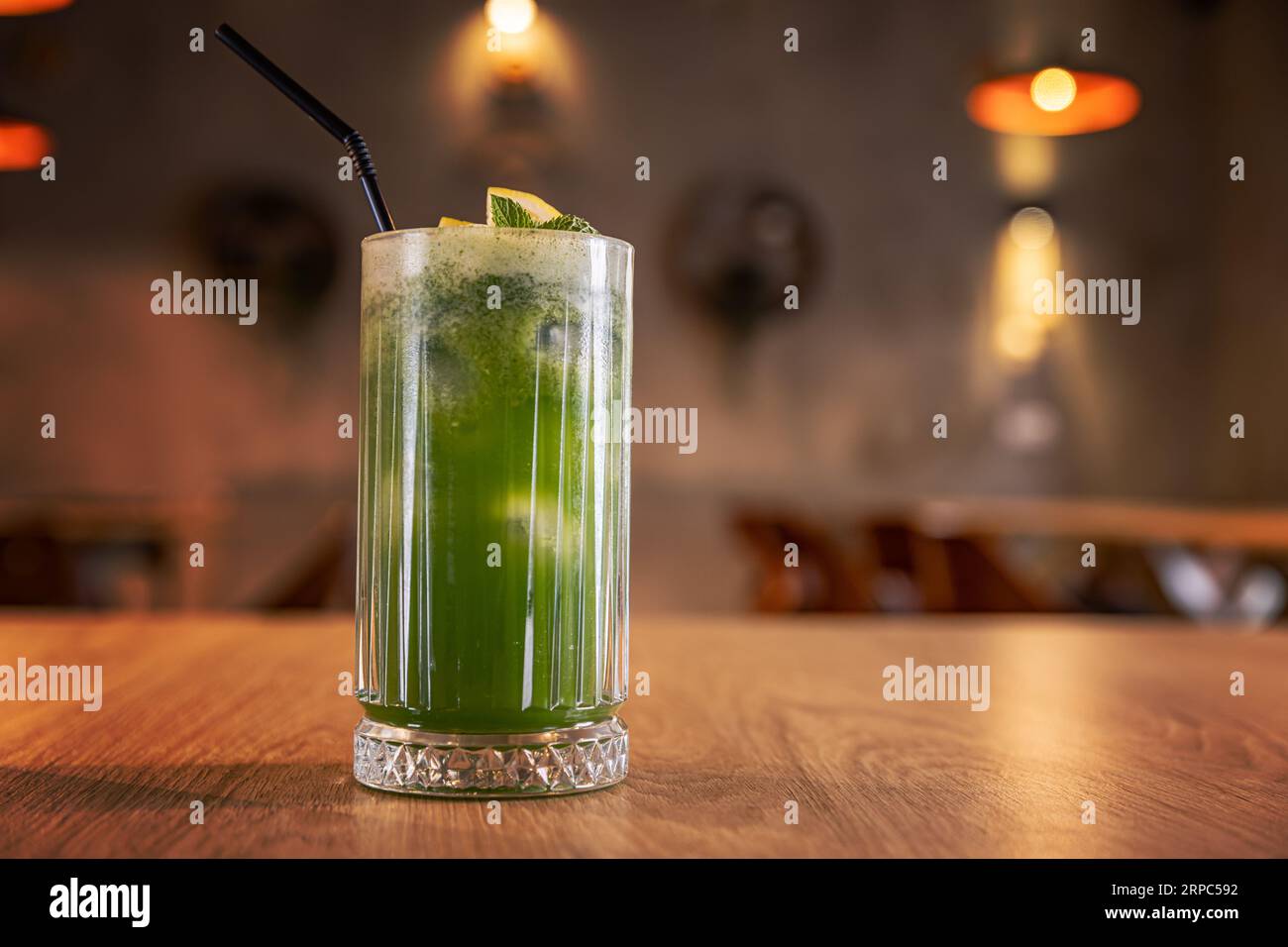 Cocktail vert avec menthe fraîche, citron et kiwi écrasé dans un grand verre Banque D'Images