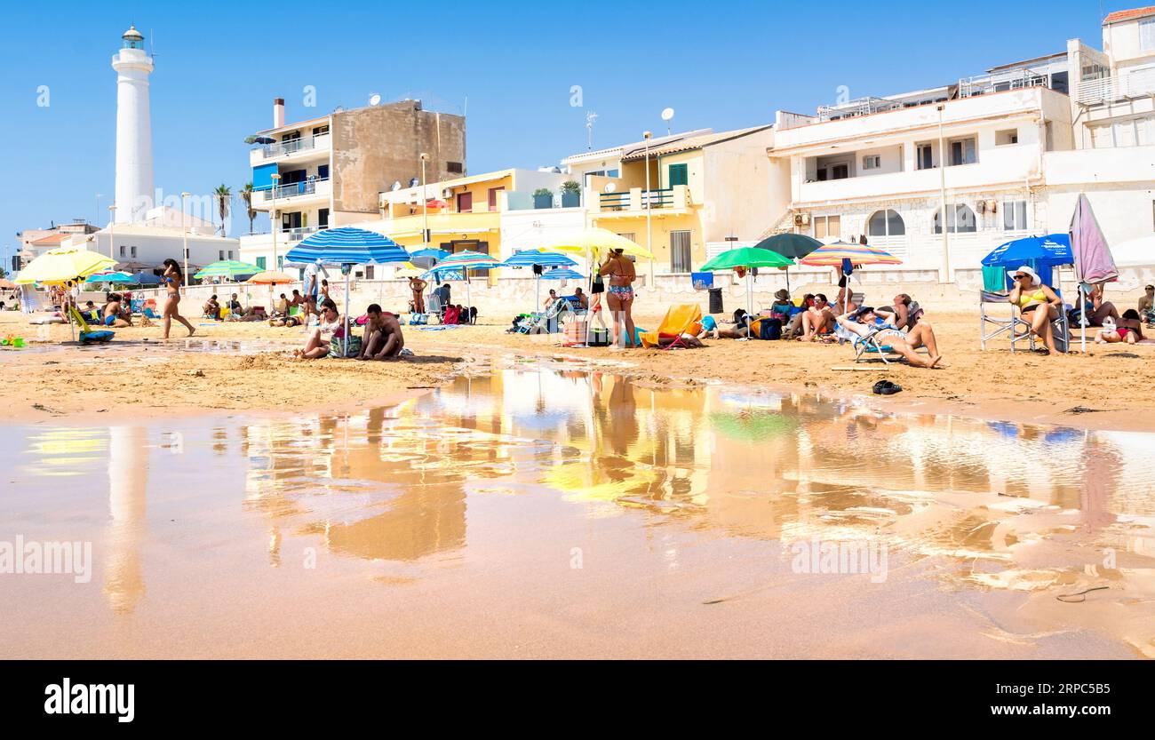 RAGUSE, ITALIE - 21 AOÛT 2017 : vue sur la plage de Punta Secca avec des touristes à Santa Croce Camerina, Sicile, Italie. La plage est célèbre grâce à la tv ser Banque D'Images