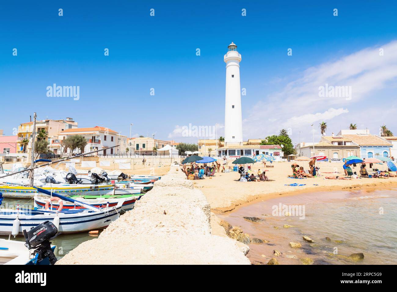 RAGUSE, ITALIE - 21 AOÛT 2017 : vue sur la plage de Punta Secca avec bateaux et phare à Santa Croce Camerina, Sicile, Italie. La plage est célèbre grâce à Banque D'Images