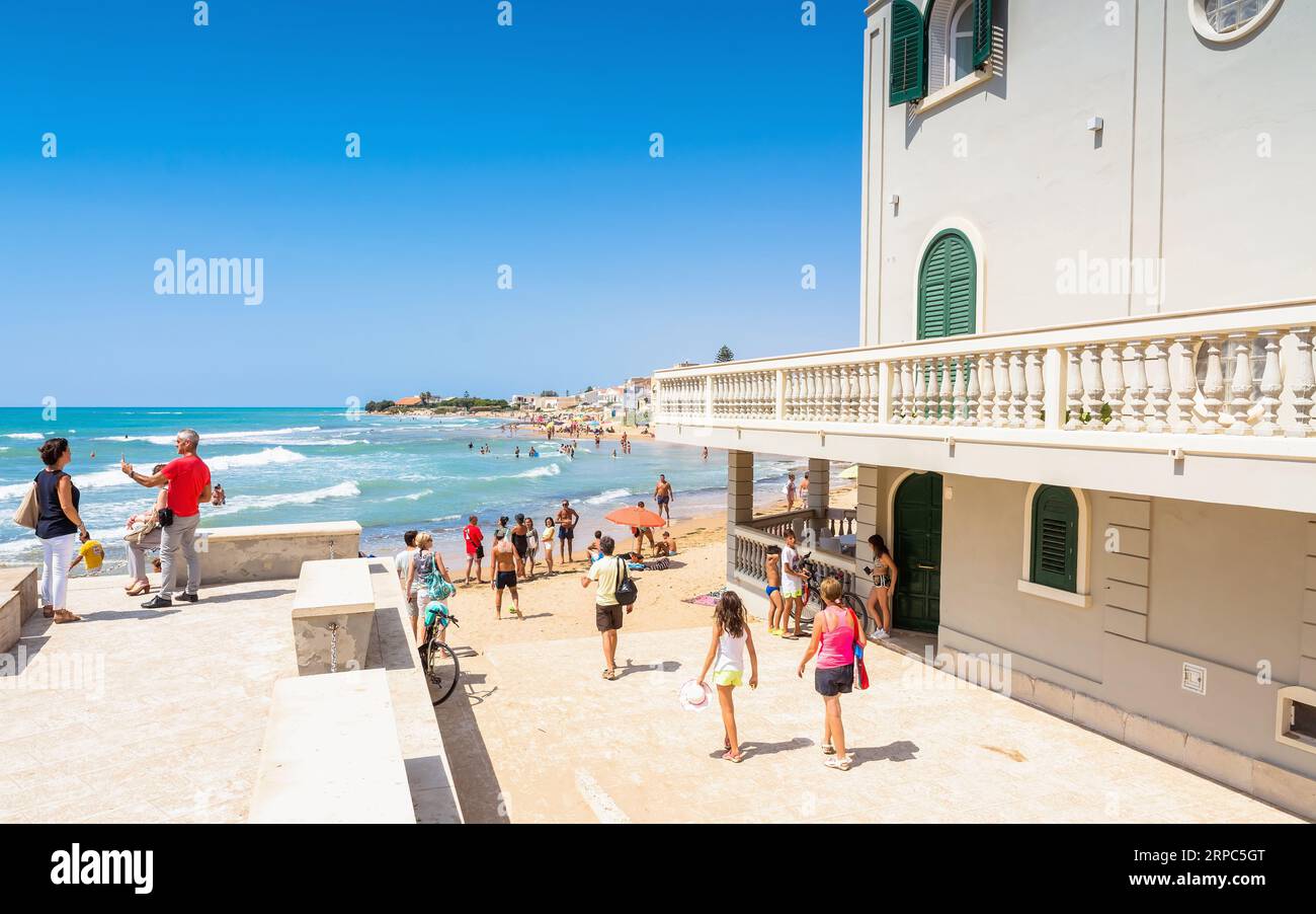 RAGUSE, ITALIE - 21 AOÛT 2017 : vue sur la plage de Punta Secca avec des touristes prenant des photos devant la maison de l'inspecteur Montalbano à Santa Croce Camerina, Banque D'Images