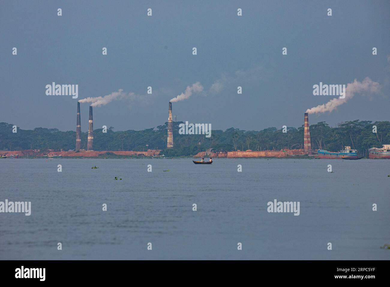 Émission d'une quantité énorme d'éléments toxiques provenant de fours à briques sur la rive de la rivière Sondha à Banaripara à Barisal, Bangladesh. Banque D'Images