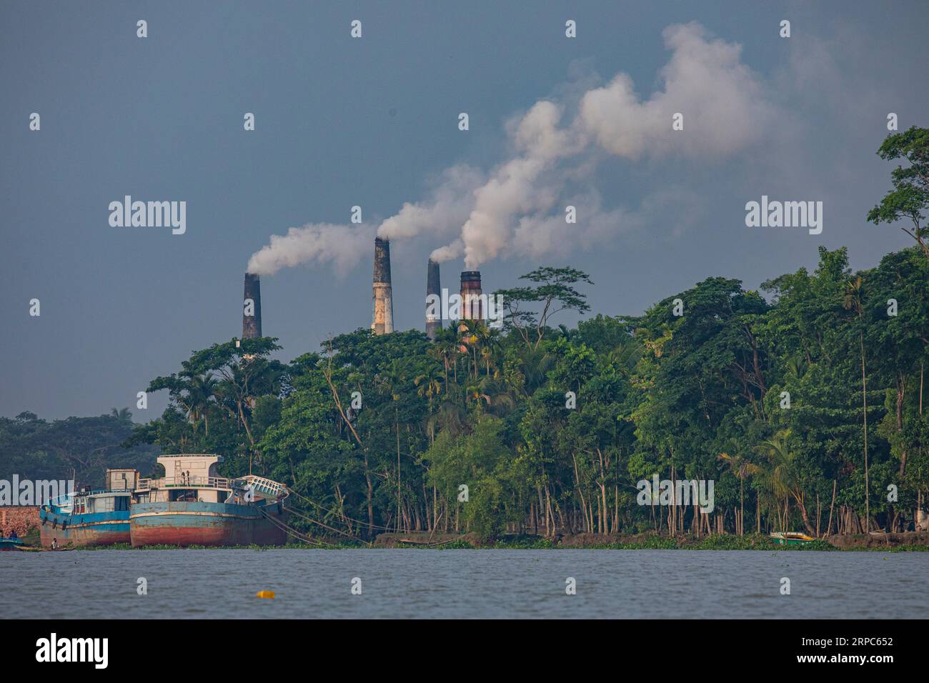 Émission d'une quantité énorme d'éléments toxiques provenant de fours à briques sur la rive de la rivière Sondha à Banaripara à Barisal, Bangladesh. Banque D'Images