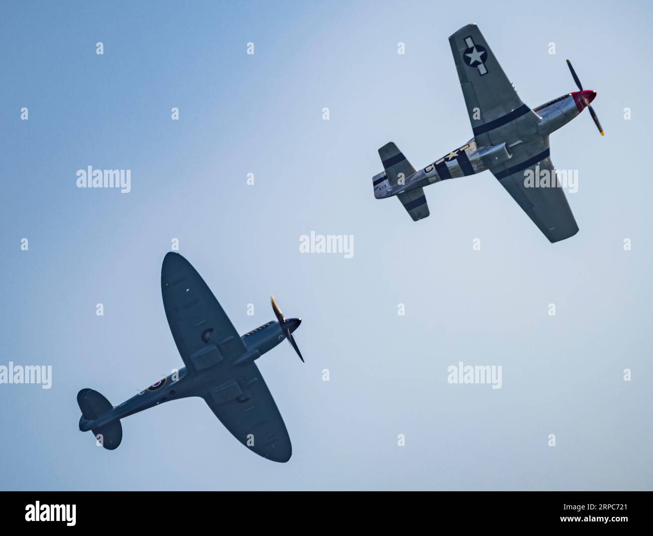 Un avion américain inconnu de la Seconde Guerre mondiale (en haut à droite) et WW2 Spitfire (en bas à gauche). BOURNEMOUTH ; Royaume-Uni : des images EXTRAORDINAIRES montrent des expositions aériennes passionnantes de Bou Banque D'Images