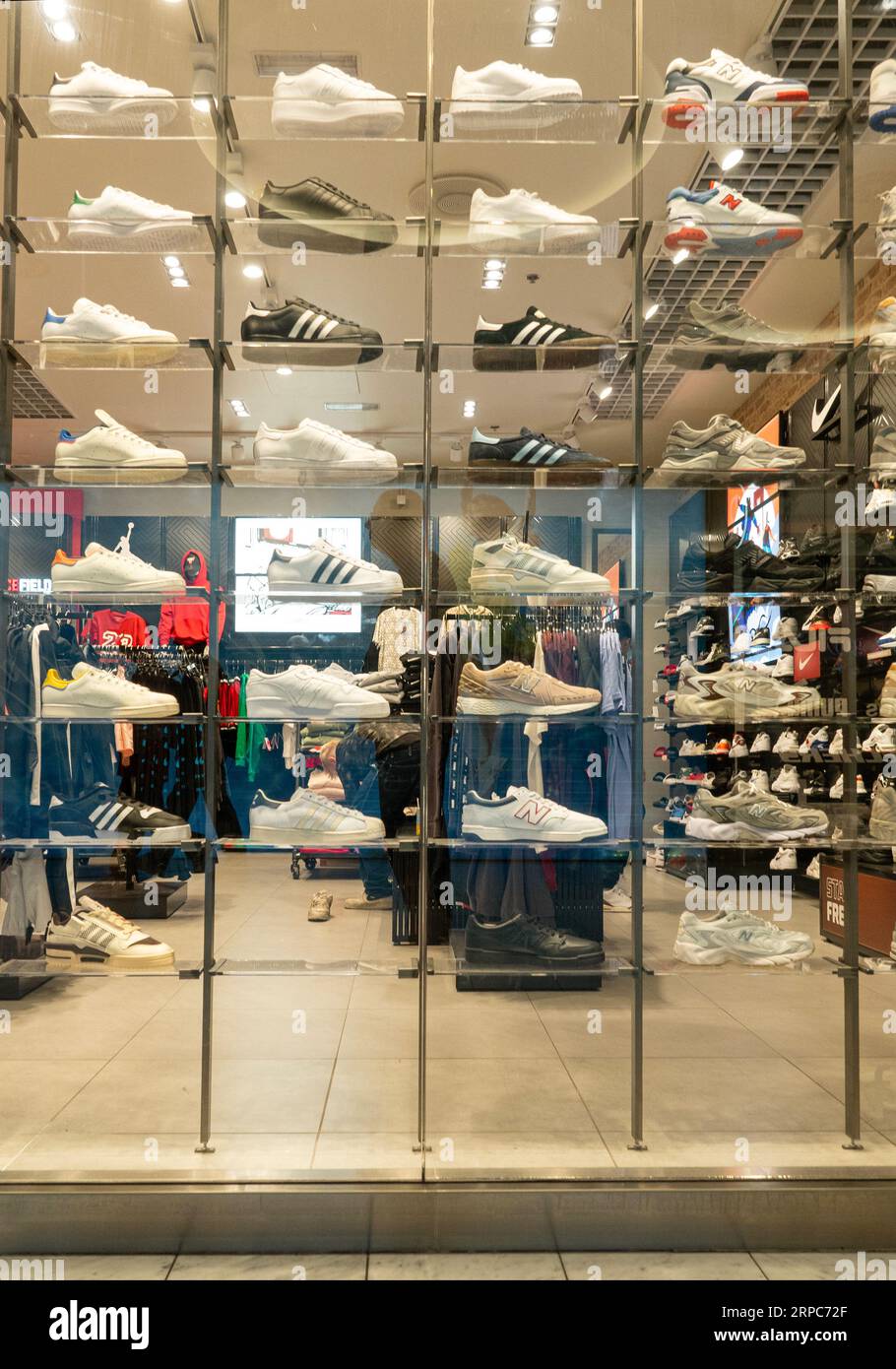 Rangées de baskets dans une vitrine de magasin de chaussures. Copenhague, Danemark - 2 septembre 2023. Banque D'Images