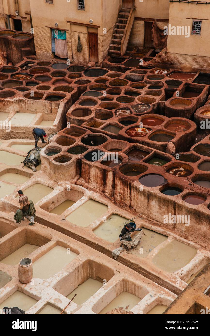 Vue à l'intérieur de la vieille médina à Fès, une tannerie traditionnelle et ancienne avec W. Banque D'Images