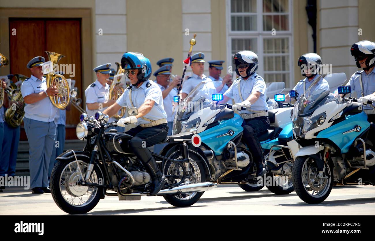 (190626) -- PRAGUE, 26 juin 2019 (Xinhua) -- des membres de l'unité de motocyclettes de la Garde du château de Prague se produisent lors d'une célébration de la Journée des forces armées à Prague, capitale de la République tchèque, le 26 juin 2019. La Garde du Château de Prague organise une série de spectacles et d’expositions mercredi dans la cour du Château de Prague pour célébrer la Journée des Forces armées qui tombe le 30 juin. (Xinhua/Dana Kesnerova) RÉPUBLIQUE TCHÈQUE-PRAGUE-FARMIE DAY-CELEBRATION PUBLICATIONxNOTxINxCHN Banque D'Images
