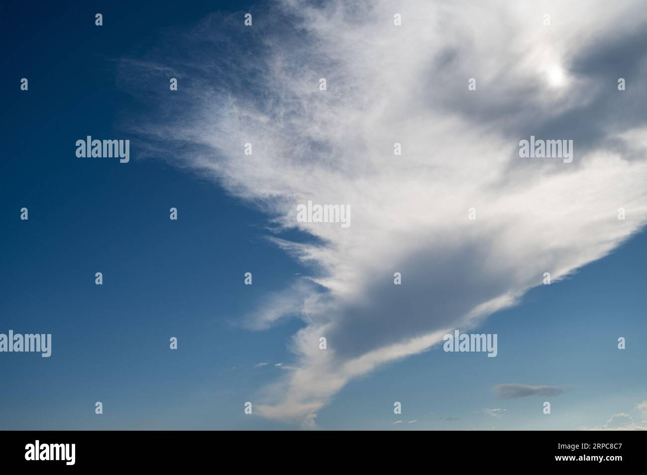 Ciel dramatique avec des nuages blancs. Banque D'Images