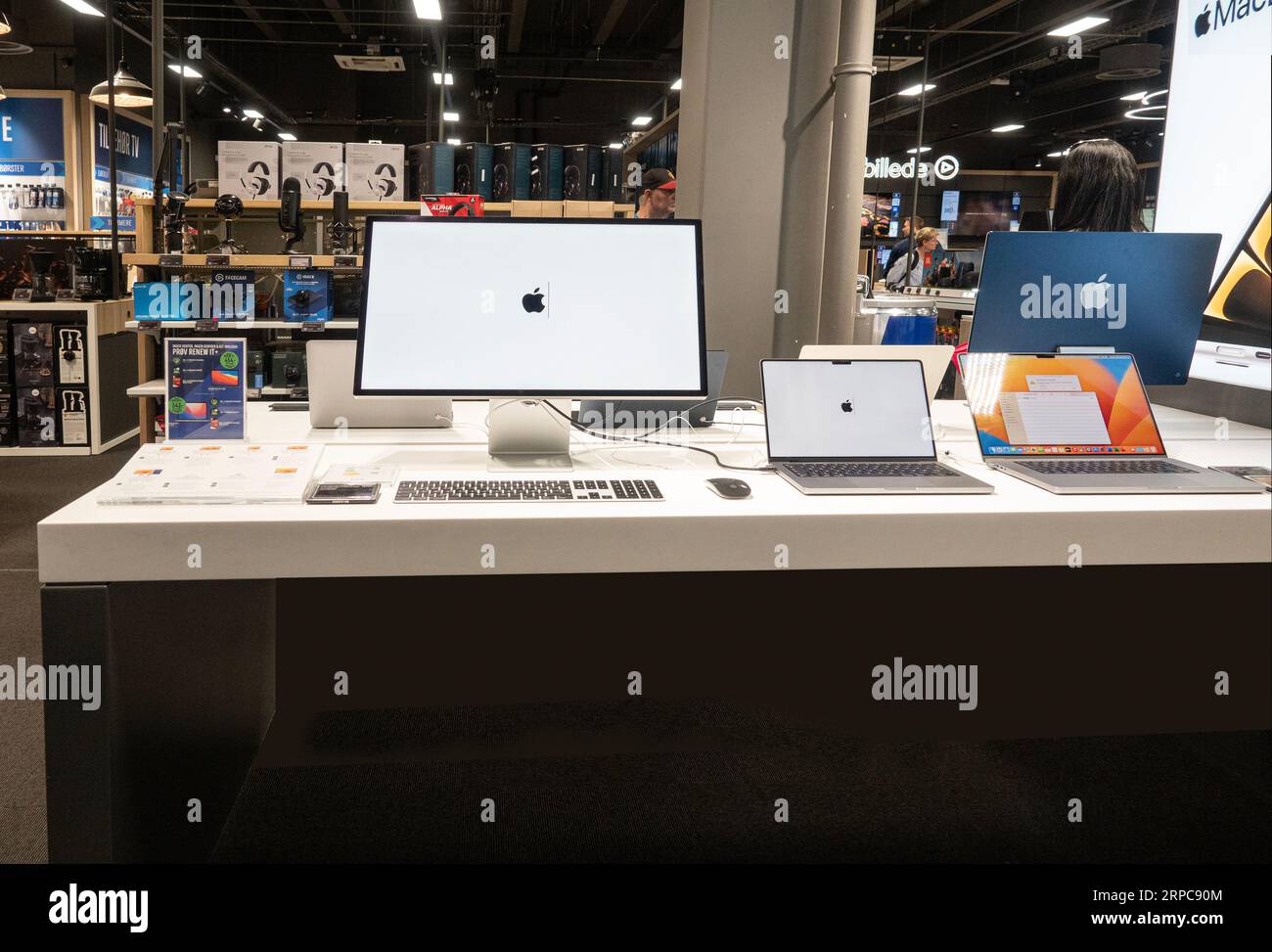 Ordinateurs Mac d'Aplle en vente dans un magasin. Copenhague, Danemark - 2 septembre 2023. Banque D'Images