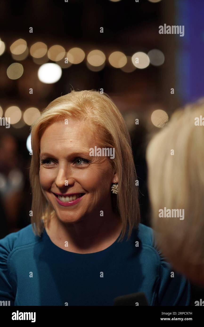 (190628) -- MIAMI, le 28 juin 2019 -- la sénatrice Kirsten Gillibrand de New York est interviewée après la deuxième nuit du premier débat primaire démocrate à Miami, Floride, États-Unis, le 28 juin 2019. La deuxième nuit du premier débat démocrate sur les primaires, jeudi, a présenté les premiers candidats à la nomination présidentielle du parti pour défier le président Donald Trump en 2020. U.S.-MIAMI-U.S. PRÉSIDENCE-PARTI DÉMOCRATIQUE-DÉBAT LiuxJie PUBLICATIONxNOTxINxCHN Banque D'Images