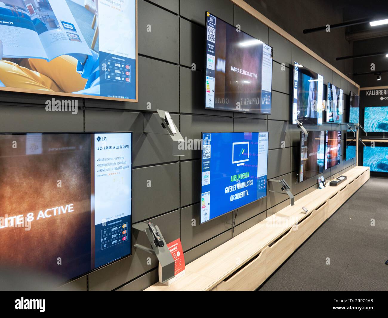 Télévision écrans plats sur les étagères d'un magasin. Copenhague, Danemark, 2 septembre 2023. Banque D'Images