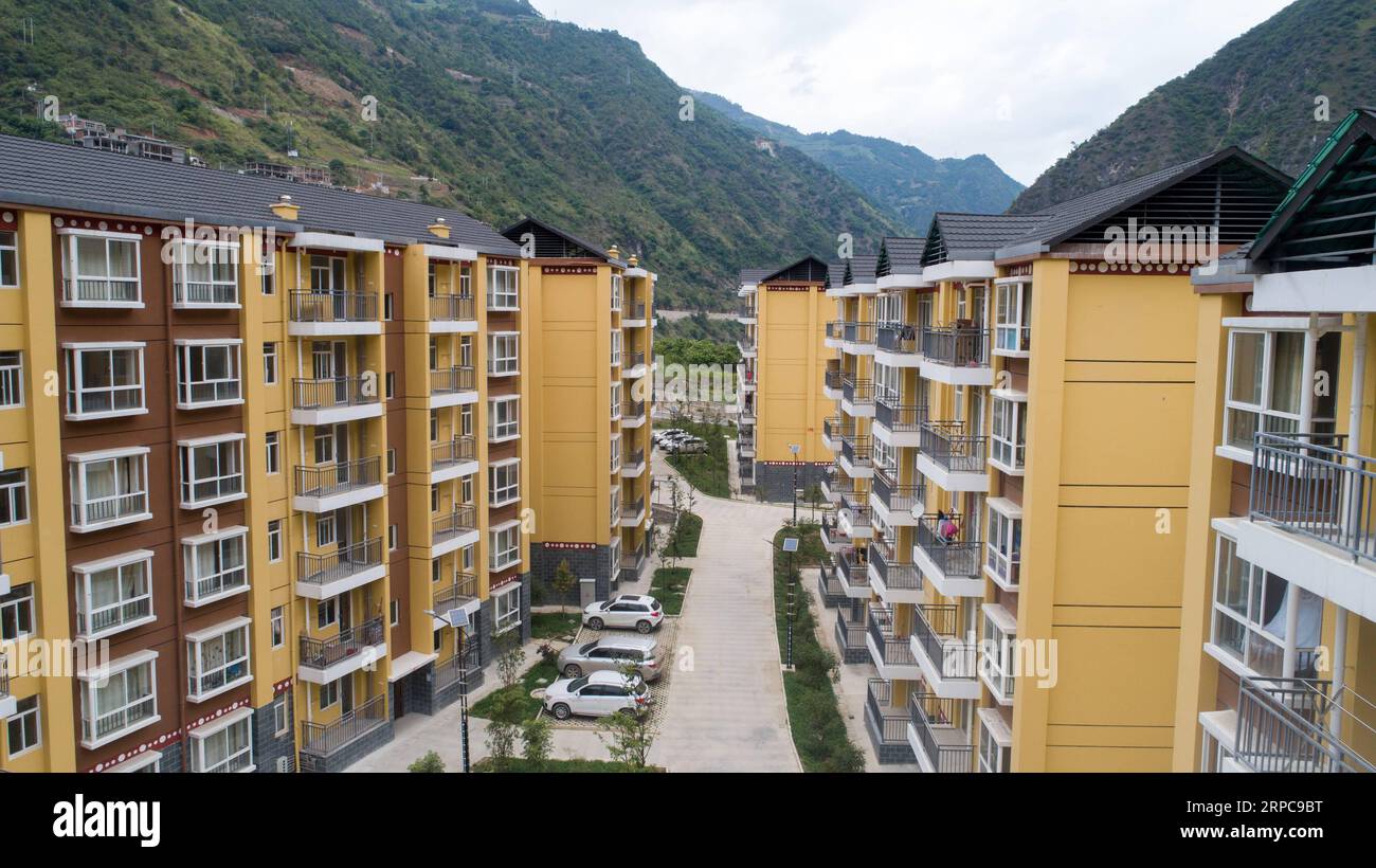 (190628) -- KUNMING, 28 juin 2019 -- une photo aérienne prise le 24 juin 2019 montre des bâtiments sur un site de réinstallation pour les personnes du groupe ethnique Lisu dans la ville de Daxingdi, préfecture autonome Lisu de Nujiang, province du Yunnan dans le sud-ouest de la Chine. Les Lisu ont été relogés dans une nouvelle communauté de régions montagneuses inhabitables grâce à la politique de réduction de la pauvreté menée par les autorités locales. Les minorités zhiguo sont des membres particuliers des 56 groupes ethniques de la Chine. Le terme Zhiguo désigne les groupes minoritaires qui, avant la modernisation, vivaient dans un isolement relatif et avaient sauté la période de transition associée à la fe Banque D'Images