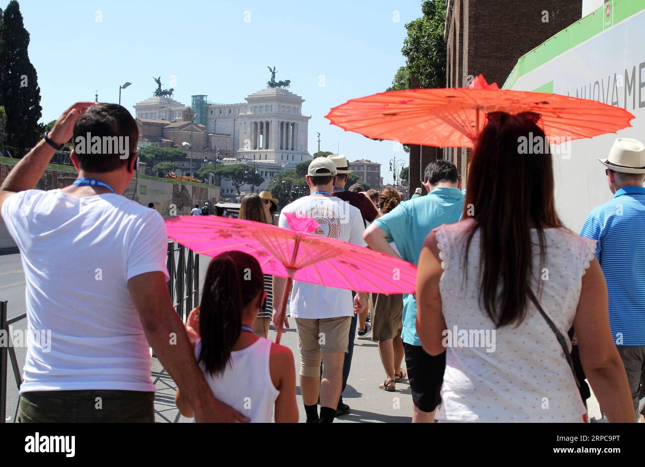 (190628) -- ROME, 28 juin 2019 (Xinhua) -- les gens marchent avec des parapluies dans la rue à Rome, Italie, le 28 juin 2019. Seize villes italiennes sont en état d'alerte après que deux hommes âgés sont morts d'un coup de chaleur dans ce qui est présenté comme l'une des vagues de chaleur les plus intenses à avoir frappé l'Italie ces dernières années. (Xinhua/Elisa Lingria) ITALIE-ROME-VAGUE DE CHALEUR PUBLICATIONxNOTxINxCHN Banque D'Images