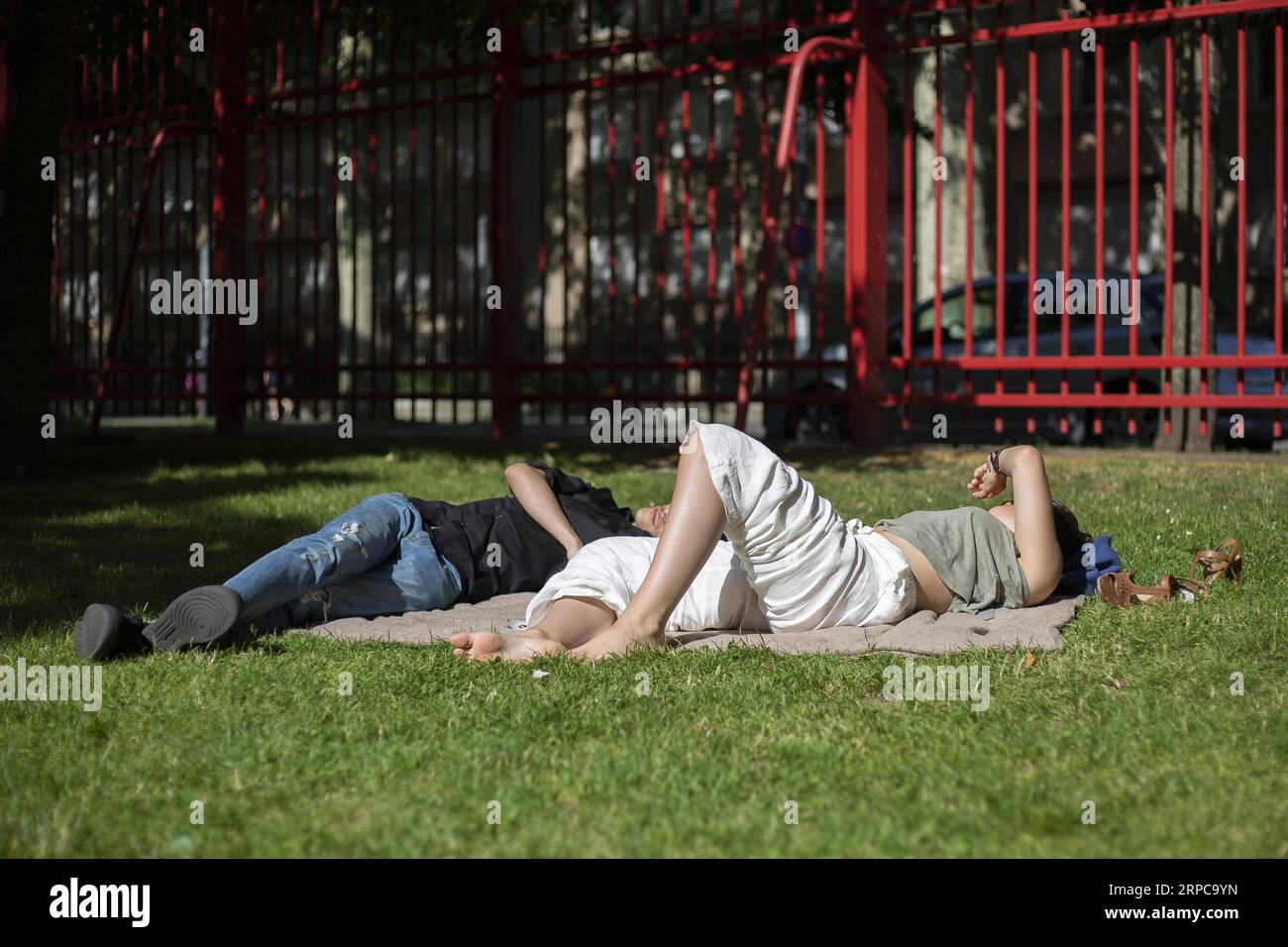 (190629) -- LILLE, le 29 juin 2019 -- les gens se reposent sur l'herbe à Lille, France, le 28 juin 2019. Les températures en France ont atteint 45 degrés Celsius vendredi pour la première fois depuis le début des mesures de température, selon Météo France. Alors que la canicule atteint un pic de chaleur exceptionnel vendredi, a averti Météo France, de nombreux records de température absolue pourraient être battus. S¨¦bastien Courdji) FRANCE-MÉTÉO-VAGUE DE CHALEUR GaoxJing PUBLICATIONxNOTxINxCHN Banque D'Images