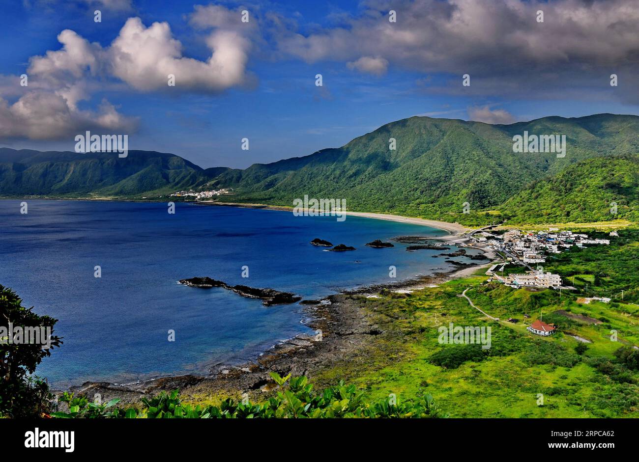 (190629) -- PÉKIN, 29 juin 2019 -- la photo prise le 16 mai 2019 montre la côte de l'île de Lanyu, au sud-est de la Chine à Taiwan. Taiwan est une île au large de la côte sud-est du continent chinois. Il y a des ressources écologiques abondantes et de nombreux sites pittoresques, y compris la montagne Ali, une célèbre station de montagne et réserve naturelle, le lac Sun Moon, le plus grand lac d'eau douce de l'île, Kenting, entouré d'eau sur trois côtés à l'extrémité sud de Taiwan, le Geopark Yehliu, célèbre pour son paysage d'érosion marine sur la côte nord de Taiwan, et l'île de Lanyu, un îlot Banque D'Images