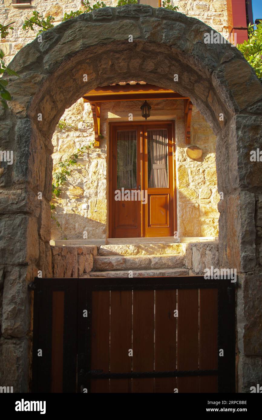 Entrée décorative porte naturelle en bois de la maison nostalgique à Datca ou Old Datca, Mugla Turquie, juin 29 2023 Banque D'Images