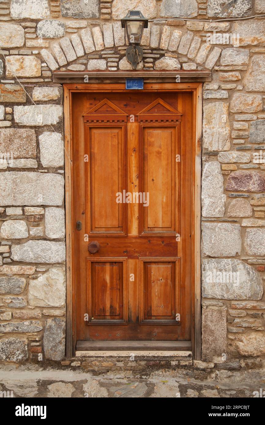 Entrée décorative porte naturelle en bois de la maison nostalgique à Datca ou Old Datca, Mugla Turquie, juin 29 2023 Banque D'Images