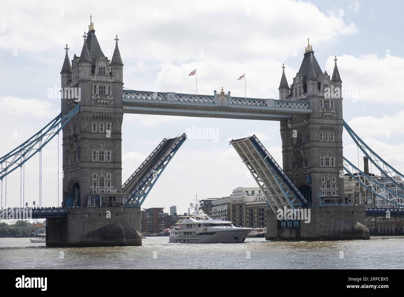 Actualités Bilder des Tages (190630) -- LONDRES, le 30 juin 2019 -- Un navire navigue sous Tower Bridge à Londres, Grande-Bretagne, le 30 juin 2019. L emblématique Tower Bridge de Londres célèbre son 125e anniversaire dimanche avec des expositions et des offres spéciales. Inauguré officiellement le 30 juin 1894, le pont est devenu le point de repère déterminant de la capitale britannique. Il a accueilli un nombre record de 864 652 000 visiteurs en 2018. ) BRITAIN-LONDRES-TOUR DE LONDRES-125E ANNIVERSAIRE RAYXTANG PUBLICATIONXNOTXINXCHN Banque D'Images