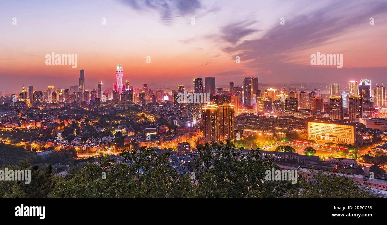 (190701) -- DALIAN, 1 juillet 2019 -- la photo prise le 29 mai 2019 montre le paysage urbain de Dalian, province du Liaoning au nord-est de la Chine. La réunion d été de Davos 2019 se tiendra du 1-3 au 16 juillet dans la ville côtière de Dalian, dans le nord-est de la Chine, avec la mondialisation à l honneur. Aussi connu sous le nom de 13e réunion annuelle des nouveaux champions, le forum de cette année aura pour thème leadership 4,0 : réussir dans une nouvelle ère de mondialisation. ) CHINE-LIAONING-DALIAN-SUMMER DAVOS FORUM-PAYSAGE URBAIN (CN) PIAOXFENG PUBLICATIONXNOTXINXCHN Banque D'Images