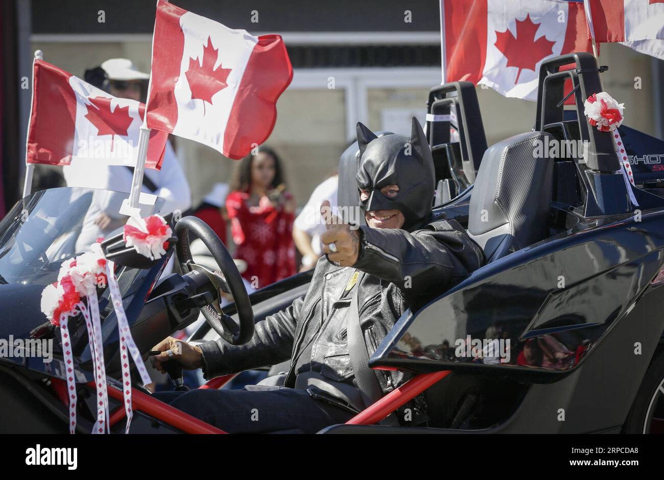 (190701) -- RICHMOND (CANADA), 1 juillet 2019 (Xinhua) -- Une participante habillée en gestes de Batman lors du défilé du Festival du saumon Steveston dans le cadre de la fête du Canada à Richmond, Canada, le 1 juillet 2019. Plus de 60 chars et environ 2 000 participants de différentes communautés ethniques ont participé au 74e défilé annuel du Festival du saumon Steveston pour célébrer le 152e anniversaire du Canada. (Xinhua/Liang Sen) CANADA-RICHMOND-CANADA DAY-PARADE PUBLICATIONxNOTxINxCHN Banque D'Images