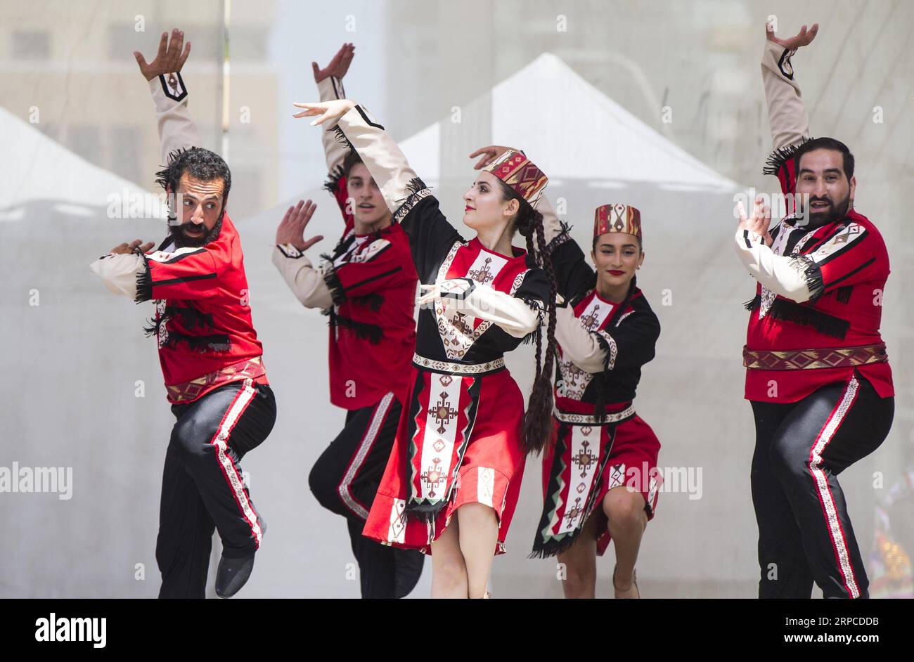 (190702) -- TORONTO, le 2 juillet 2019 -- des danseurs interprètent de la danse folklorique arménienne sur scène lors de la célébration multiculturelle annuelle de la fête du Canada au Yonge-Dundas Square à Toronto, Canada, le 1 juillet 2019. Cet événement annuel mettait en valeur la diversité culturelle du Canada par le biais de danses folkloriques pour célébrer la fête du Canada lundi. ) CANADA-TORONTO-CANADA DAY-FÊTE MULTICULTURELLE ZOUXZHENG PUBLICATIONXNOTXINXCHN Banque D'Images