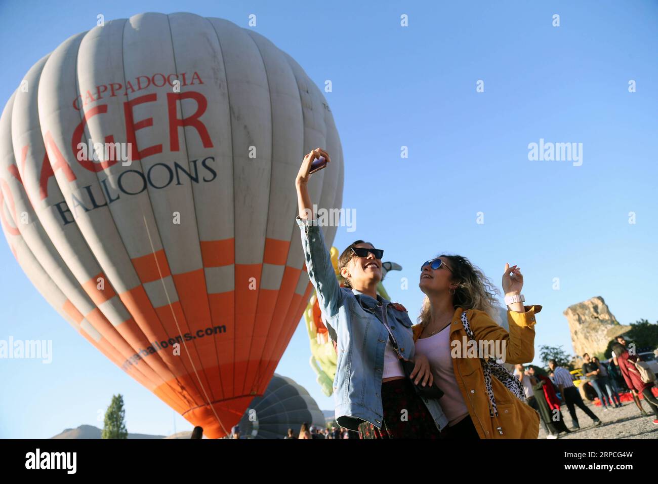 (190704) -- ANKARA, 4 juillet 2019 -- les visiteurs prennent des selfies lors d'un festival de ballons en Cappadoce, Turquie, le 4 juillet 2019. La région de Cappadoce est visitée par des millions de touristes locaux et étrangers chaque année, beaucoup optant pour des vols en montgolfière au-dessus du magnifique paysage pendant leur voyage. Mustafa Kaya) TURQUIE-CAPPADOCE-BALLON FESTIVAL QinxYanyang PUBLICATIONxNOTxINxCHN Banque D'Images