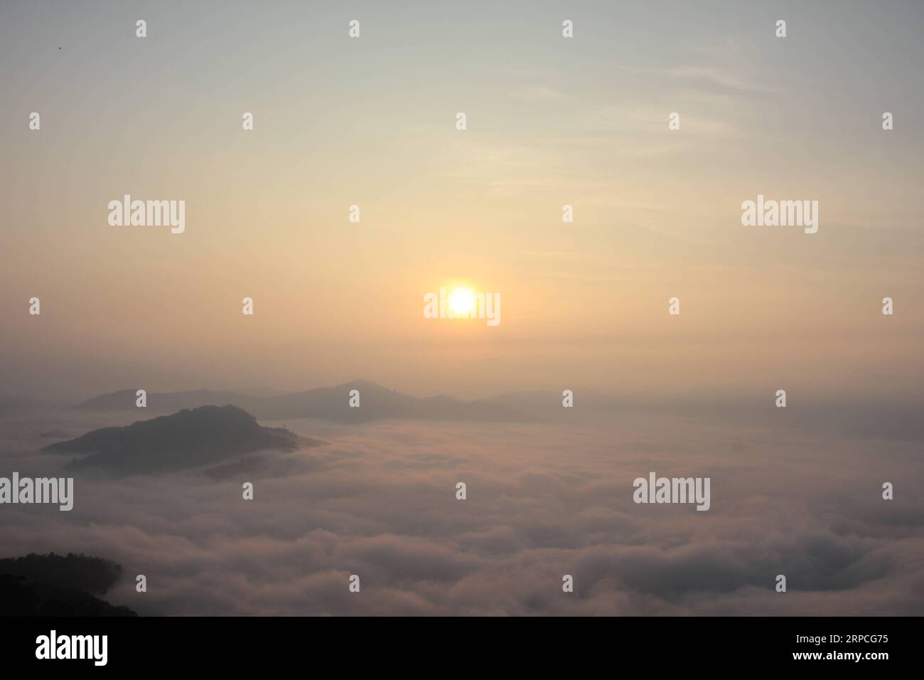 (190704) -- BETONG, 4 juillet 2019 -- la photo prise le 29 juin 2019 montre une mer de nuages au lever du soleil sur I-Yerweng, ou Aiyoe Weng Hill, dans la ville de Betong, au sud de la Thaïlande. La ville de Betong, dans le sud de la Thaïlande, attirerait plus de touristes étrangers car un nouvel aéroport devrait fonctionner en 2022, a déclaré un responsable de l’Autorité du tourisme de Thaïlande (TAT). Dans un entretien téléphonique jeudi, Pattra Limnilundon, directeur adjoint du bureau de TAT à Narathiwat, a déclaré à Xinhua qu'ils avaient l'intention de promouvoir Betong comme ville de santé et ville de beauté naturelle. Pattra a également mentionné que les touristes chinois peuvent s'amuser Banque D'Images