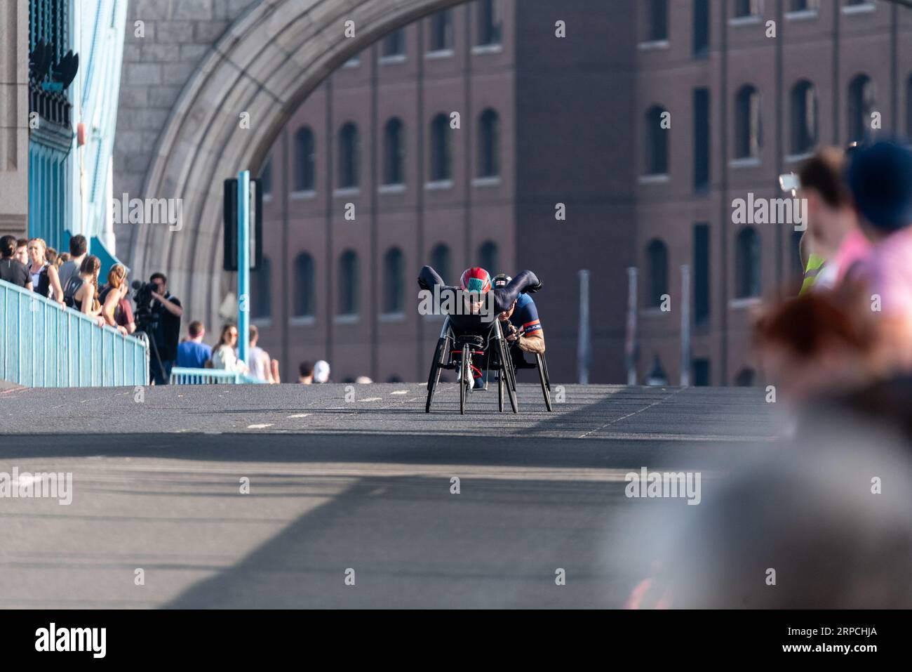 Danny Sidbury et David Weir participent à la Big Half Wheelchair course, semi-marathon organisé par London Marathon Events, traversant Tower Bridge Banque D'Images